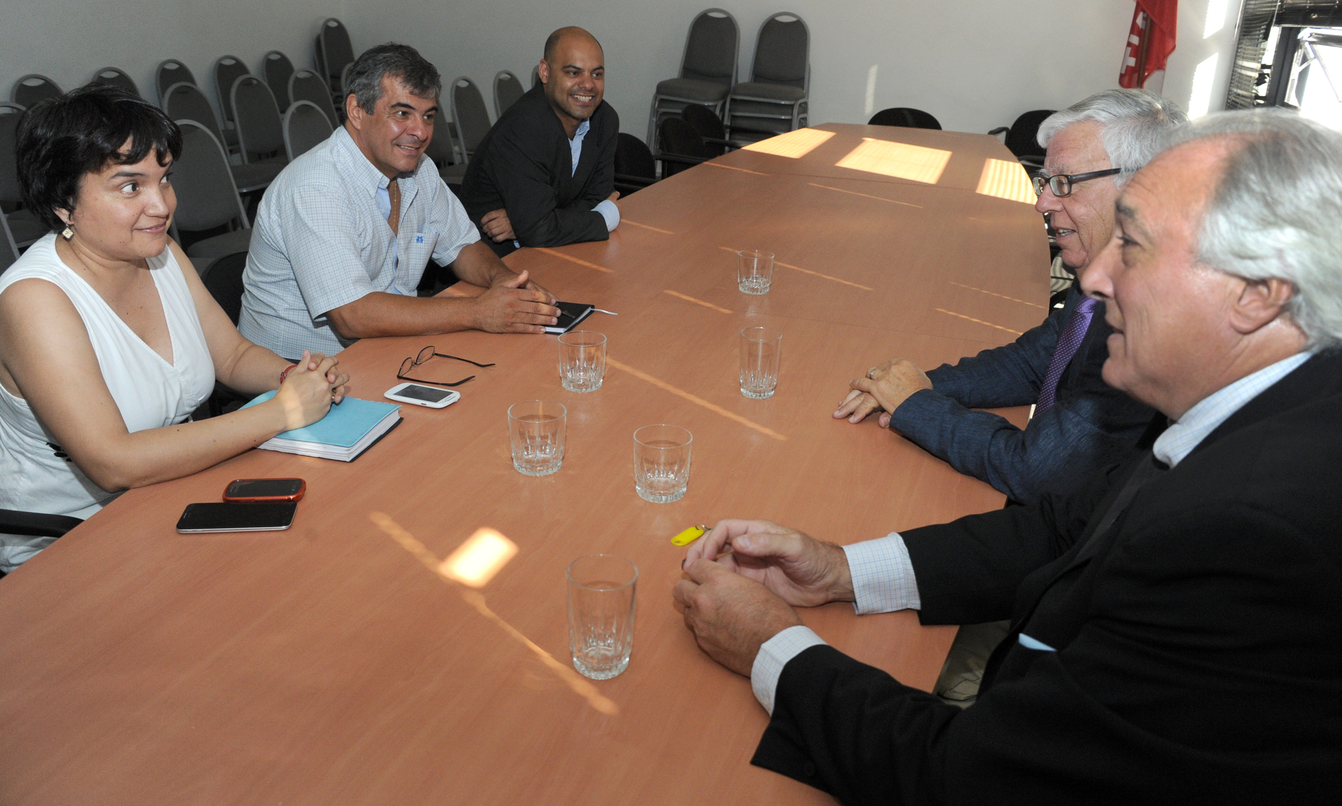 Ttitulares de la Secretaría de Comunicación Institucional (SCI) reunidos con representanrtes de APU,Victoria Alfaro, Claudio Veiga, y Daniel Lema.