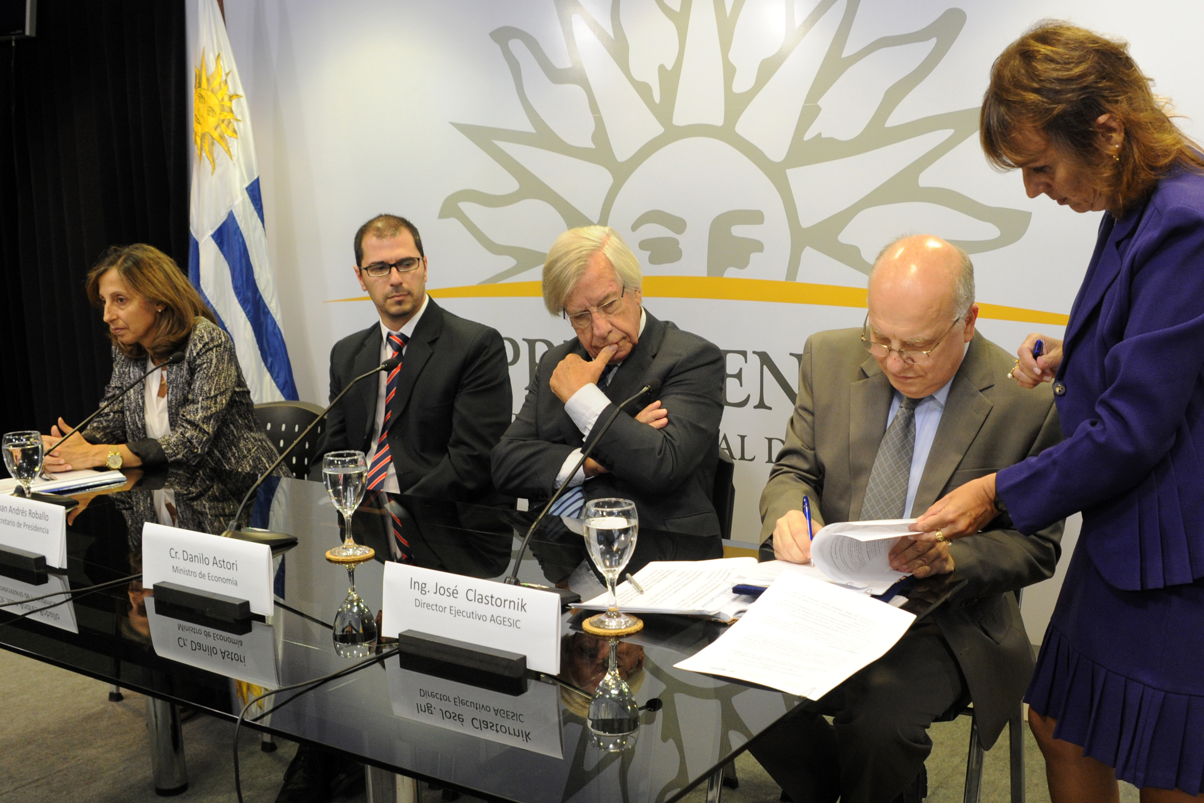 El director ejecutivo de AGESIC, José Clastornik, firma el acuerdo.