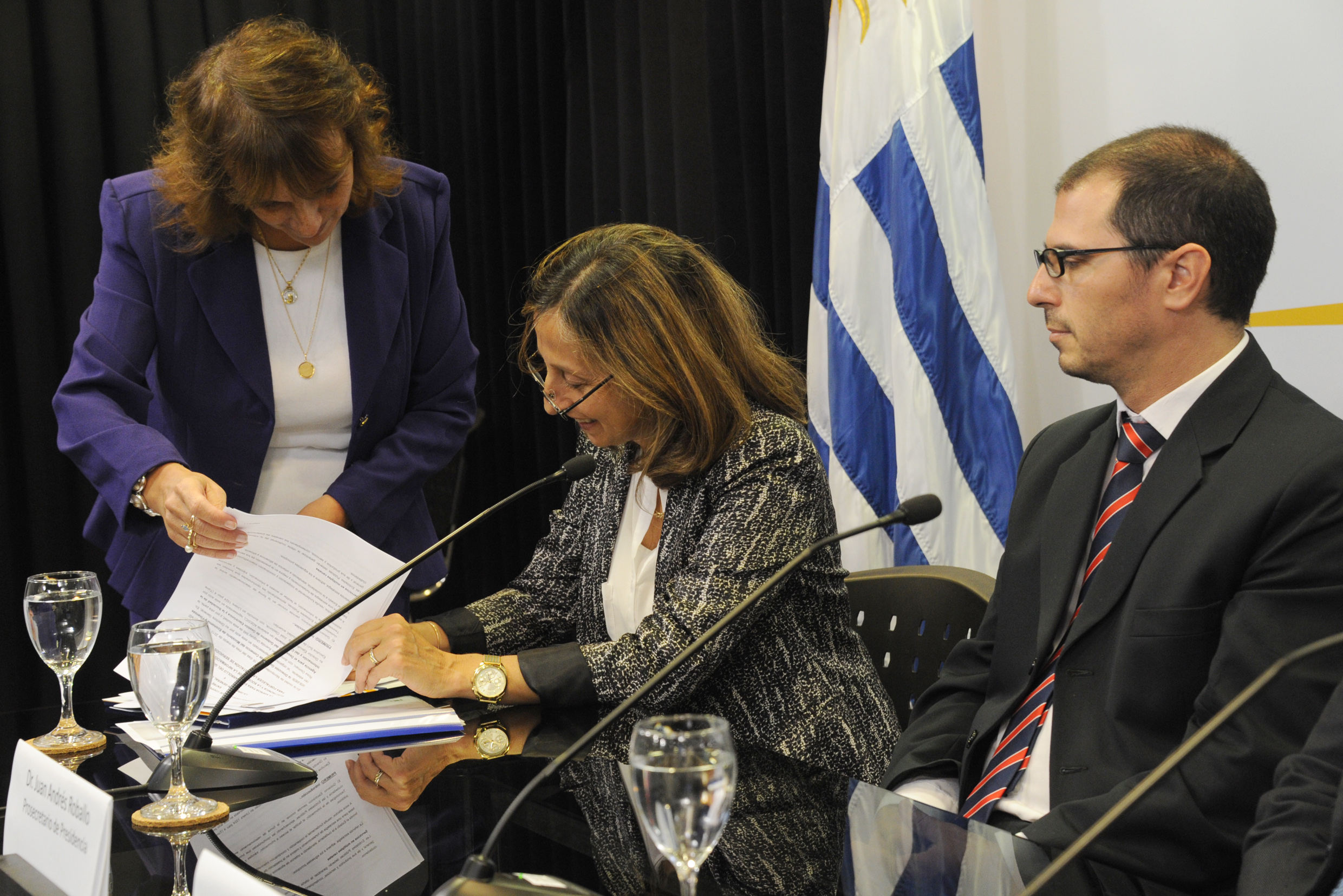 La directora general de Comercio del MEF, Rosa Osimani, firma el acuerdo.