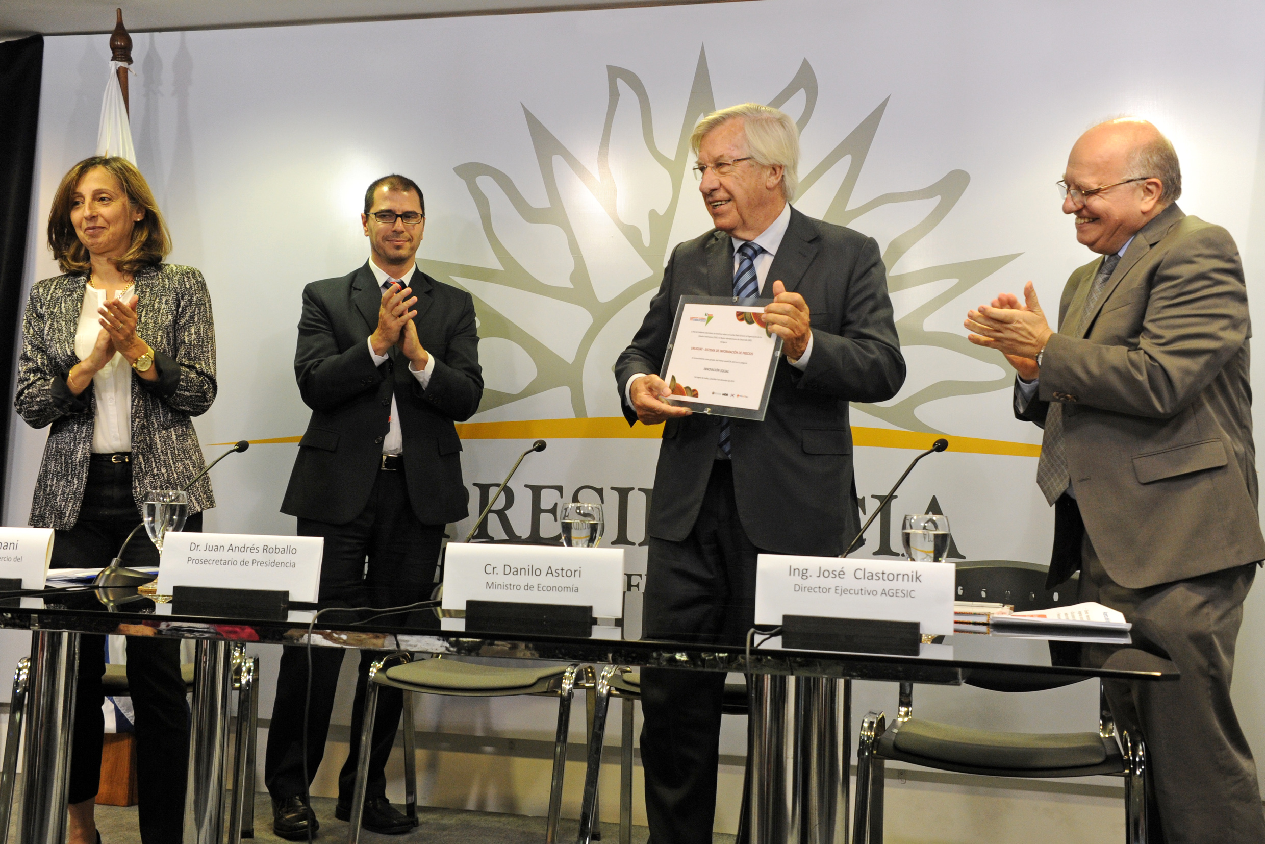 Ministro Astori recibe el premio excelGOB otorgado al MEF por el Sistema de Información de precios al consumidor.