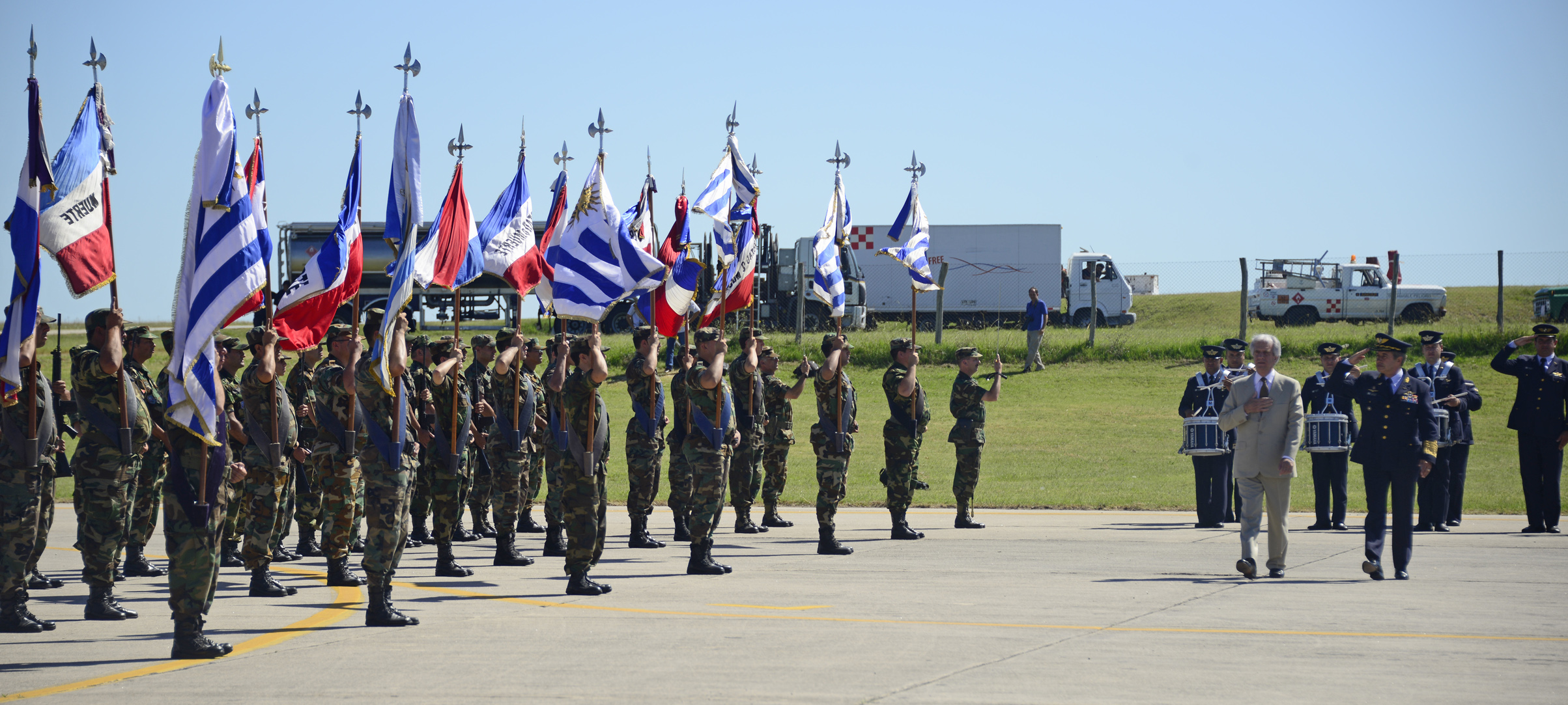 Presidente de la República, Tabaré Vázquez junto al Comandande en Jefe de la Fuerza Aérea Uruguaya, Gral. del Aire Washington Martínez