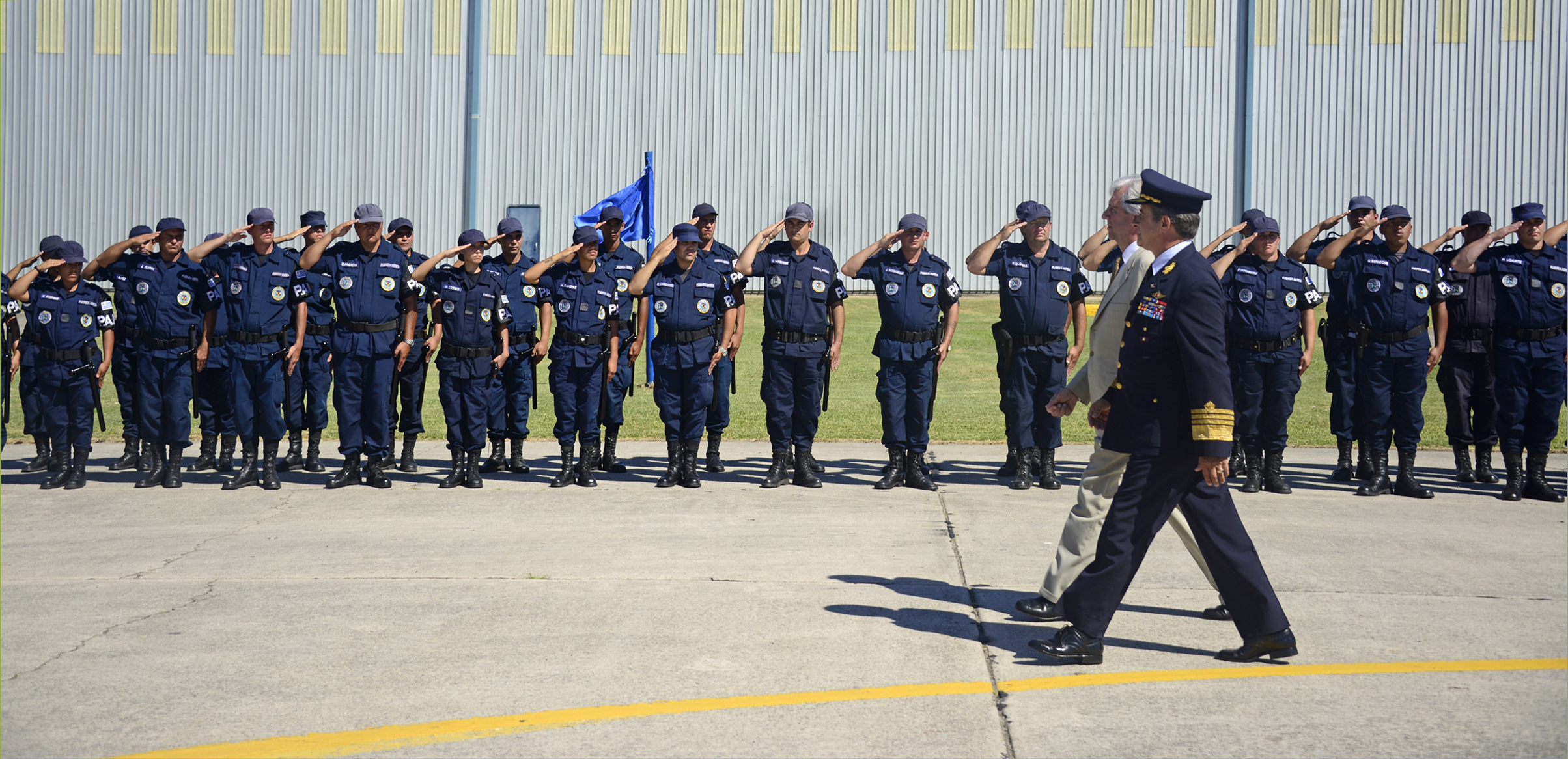 Presidente de la República, Tabaré Vázquez junto al Comandande en Jefe de la Fuerza Aérea Uruguaya, Gral. del Aire Washington Martínez