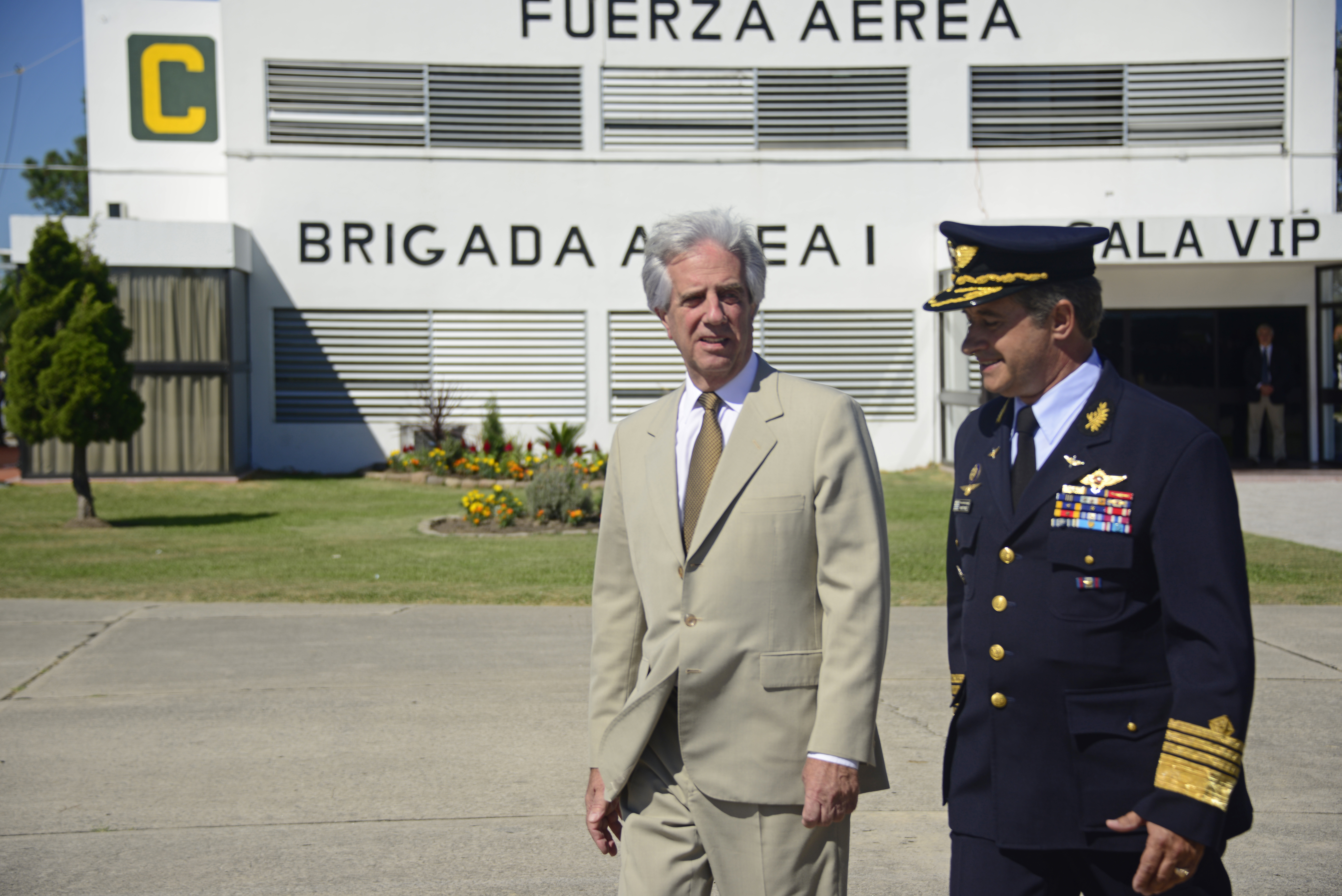 Presidente de la República, Tabaré Vázquez junto al Comandande en Jefe de la Fuerza Aérea Uruguaya, Gral. del Aire Washington Martínez