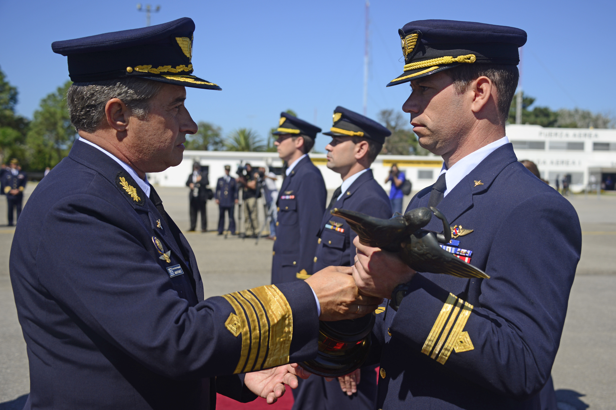 Comandande en Jefe de la Fuerza Aérea Uruguaya, Gral. del Aire Washington Martínez, condecorando al personal destacado
