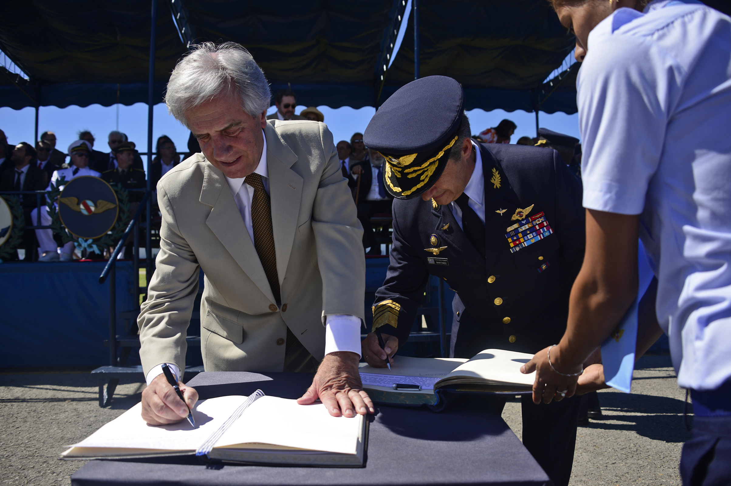 Presidente de la República, Tabaré Vázquez y Comandande en Jefe de la Fuerza Aérea Uruguaya, Washington Martínez, firmando el libro de honor