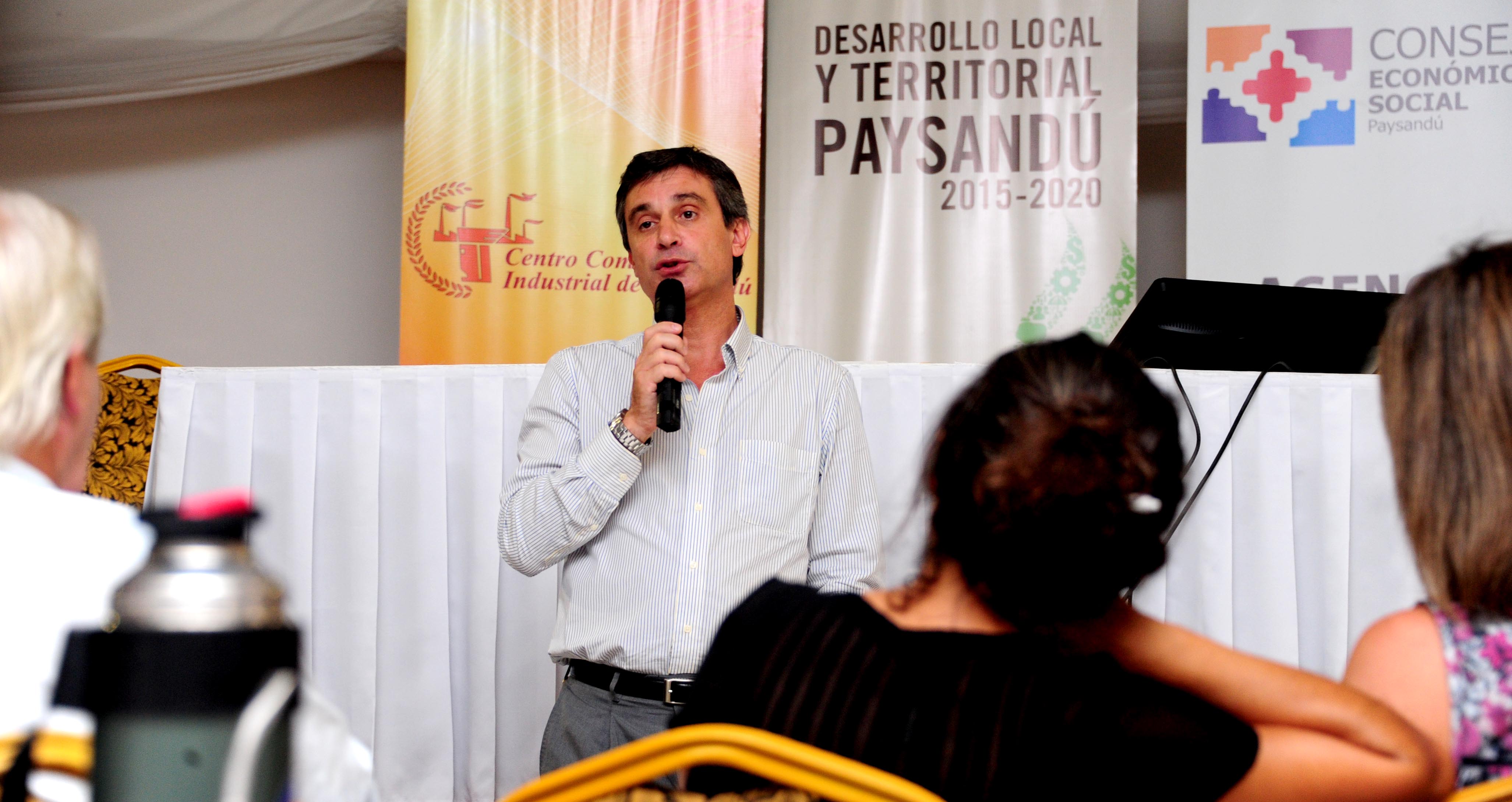Álvaro García en Desayuno de trabajo - Desarrollo local y territorial en Paysandú 2015-2020