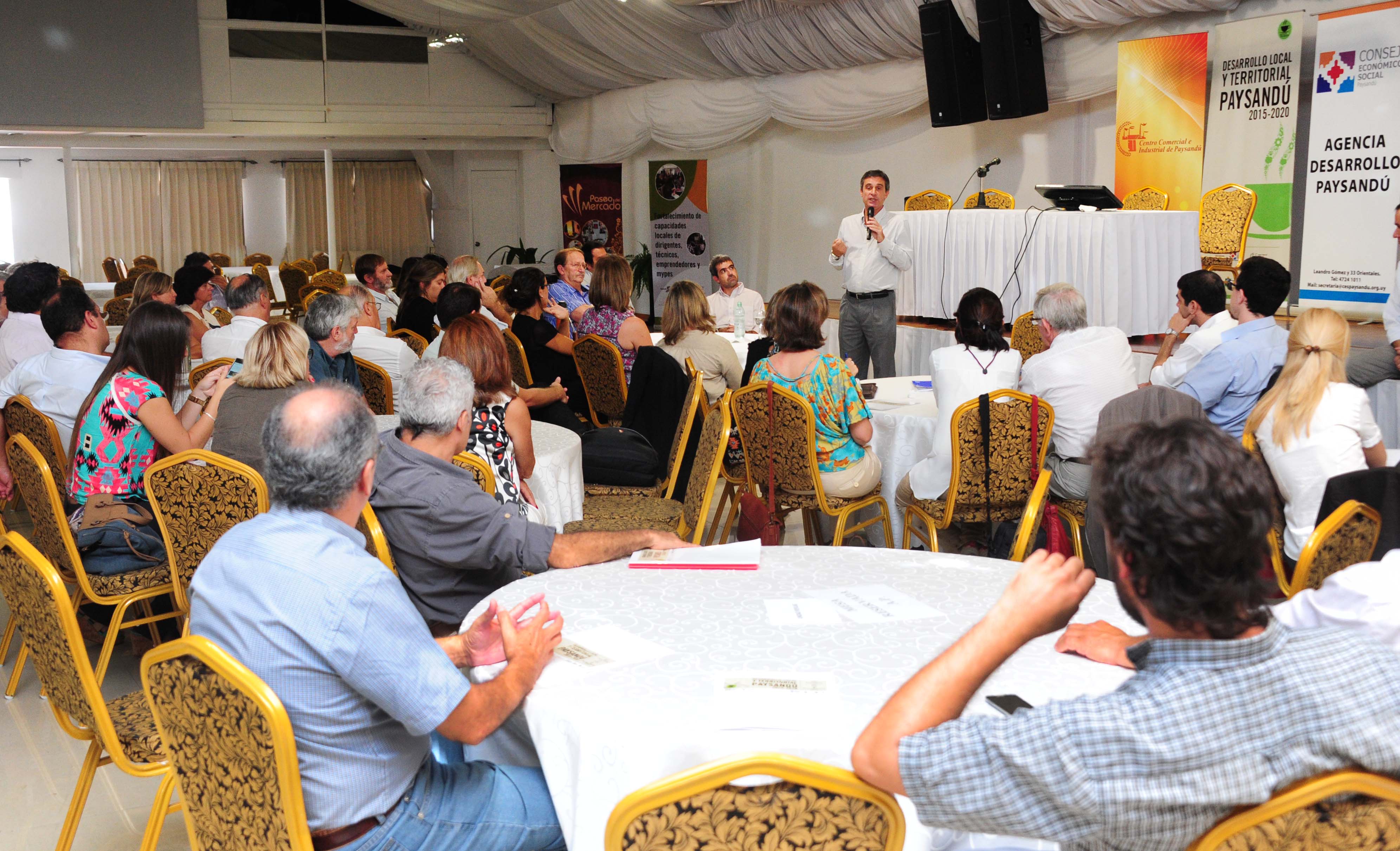 Álvaro García en Desayuno de trabajo - Desarrollo local y territorial en Paysandú 2015-2020