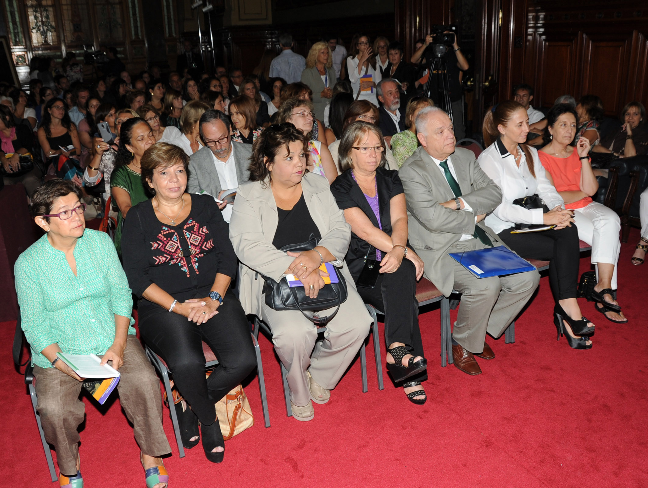 Autoridades y público presente.