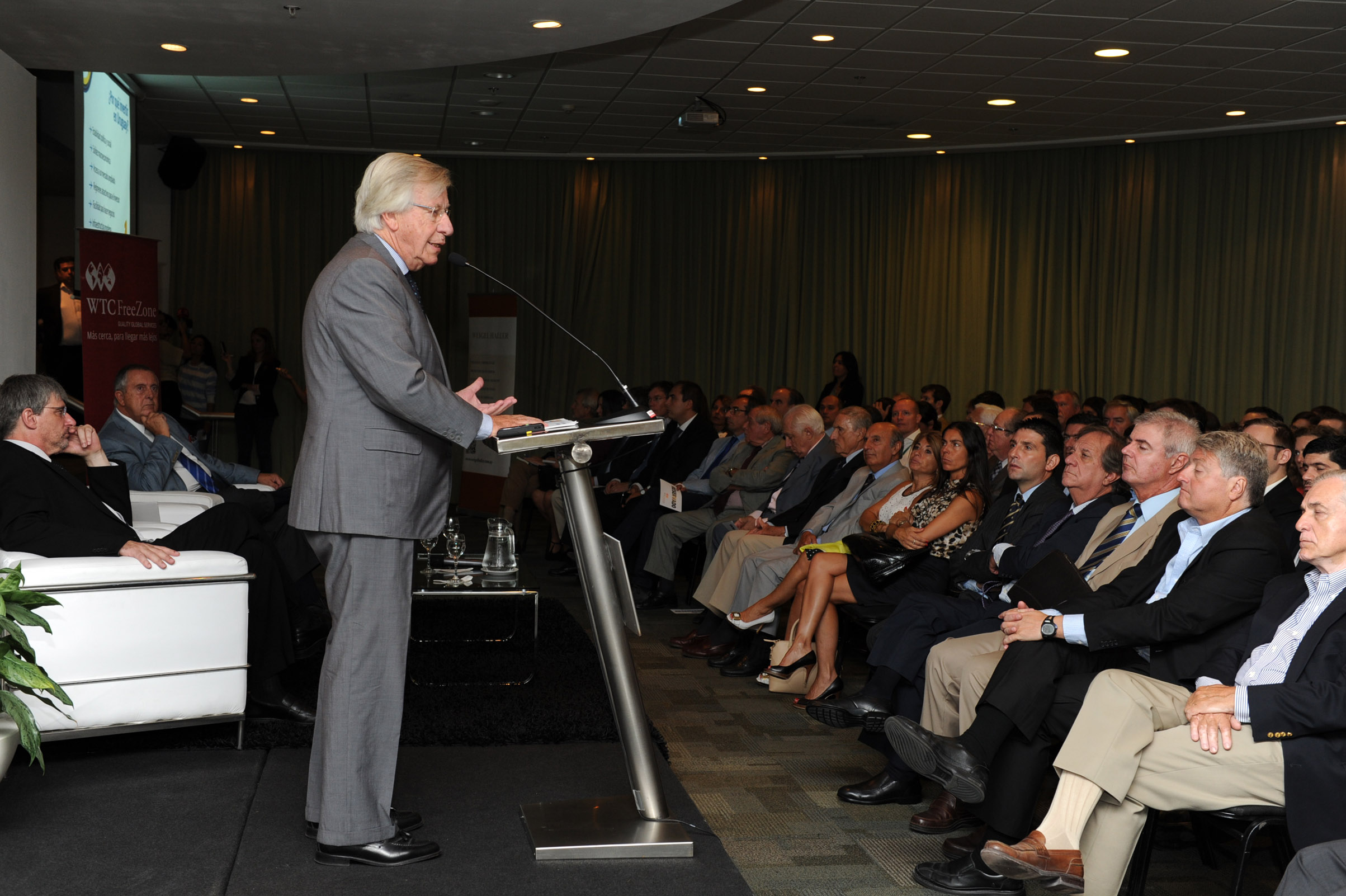 El ministro de Economía y Finanzas, Danilo Astori, disertó en la conferencia