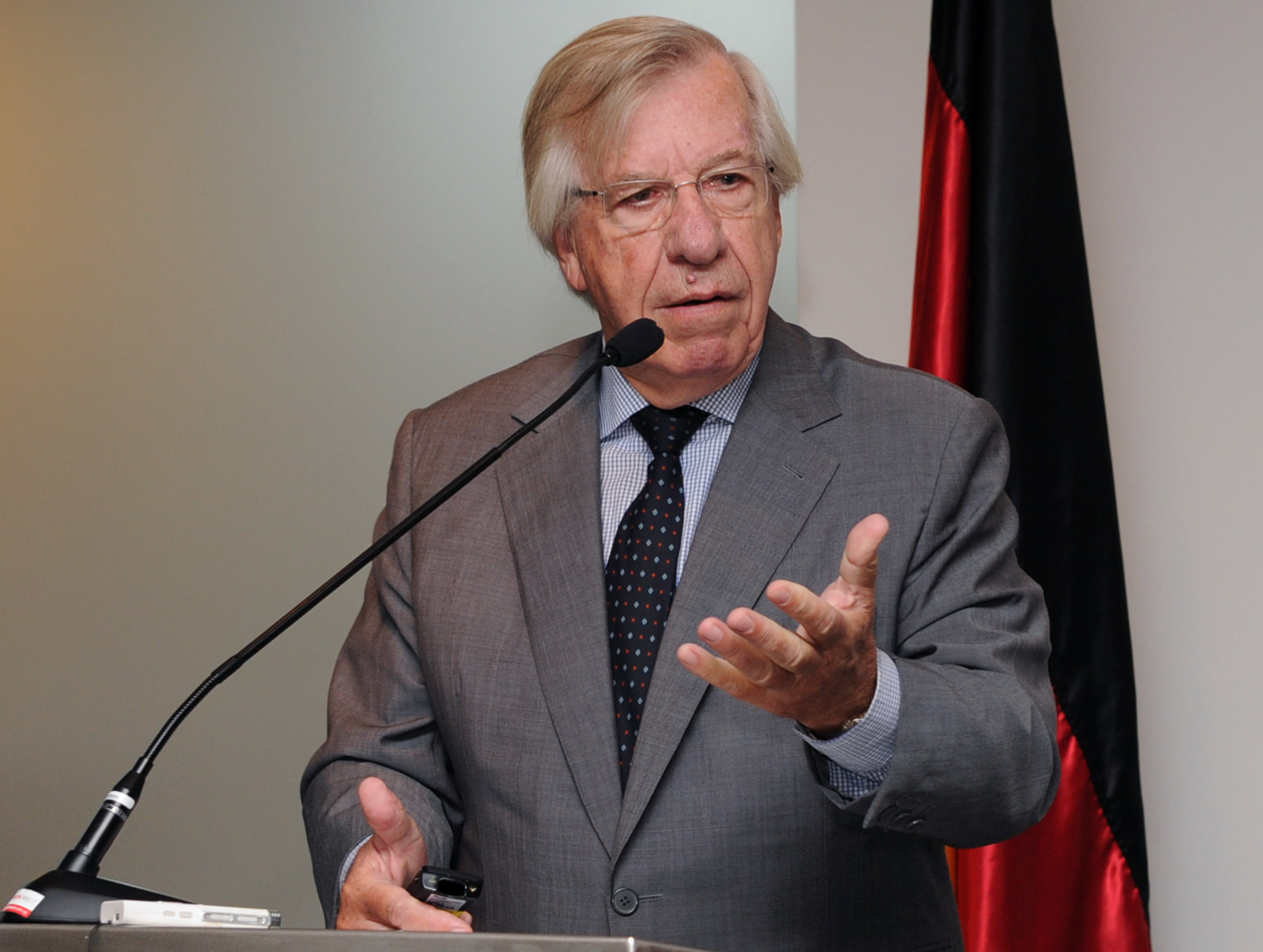 El ministro de Economía y Finanzas, Danilo Astori, disertó en la conferencia