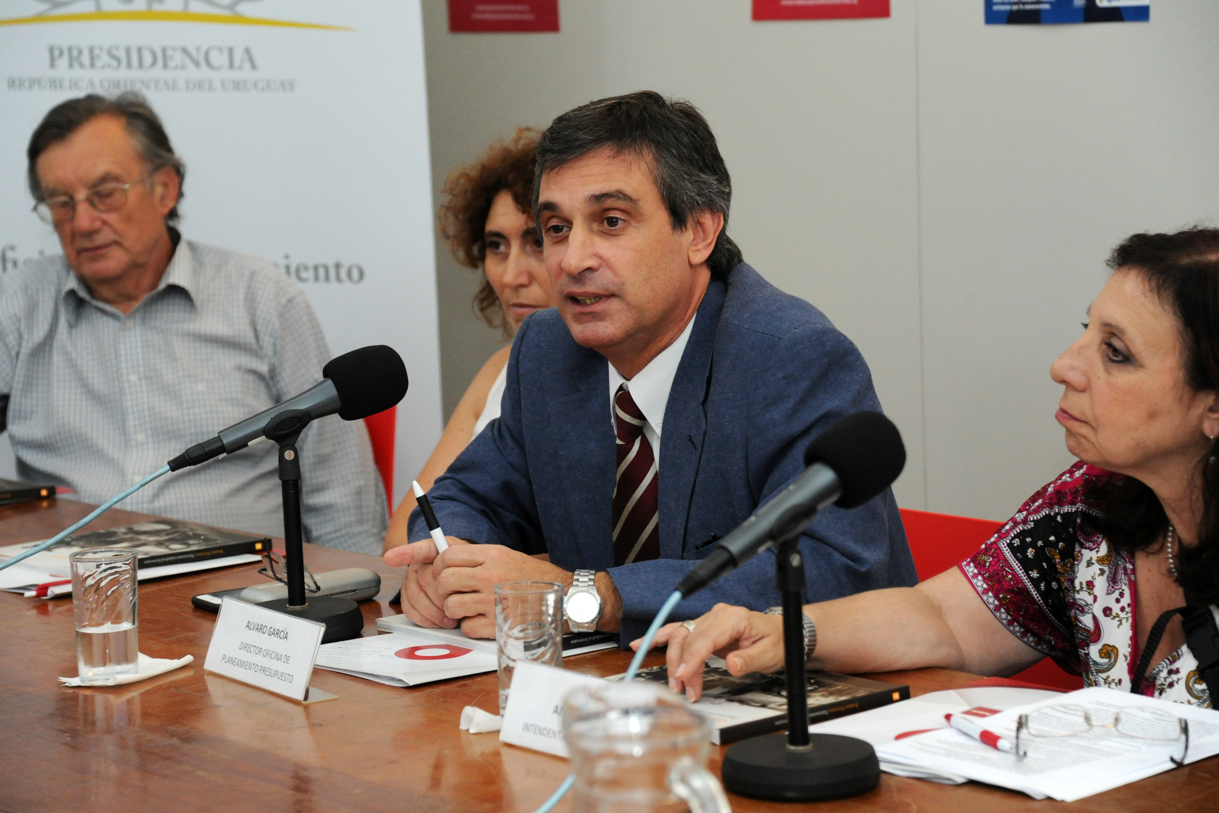El director de la Oficina de Planeamiento y Presupuesto, Alvaro García, hace uso de la palabra.