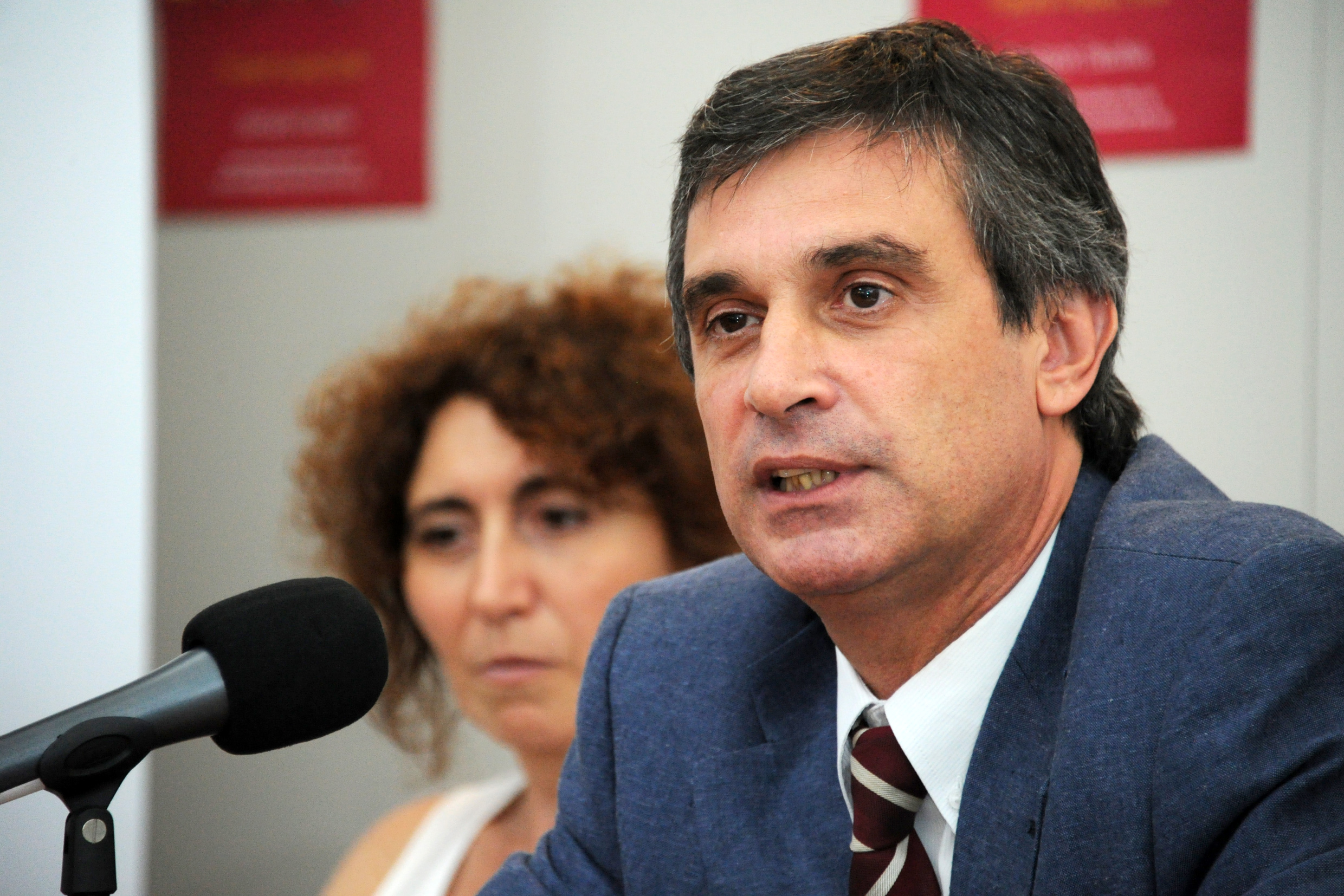 El director de la Oficina de Planeamiento y Presupuesto, Alvaro García, hace uso de la palabra.