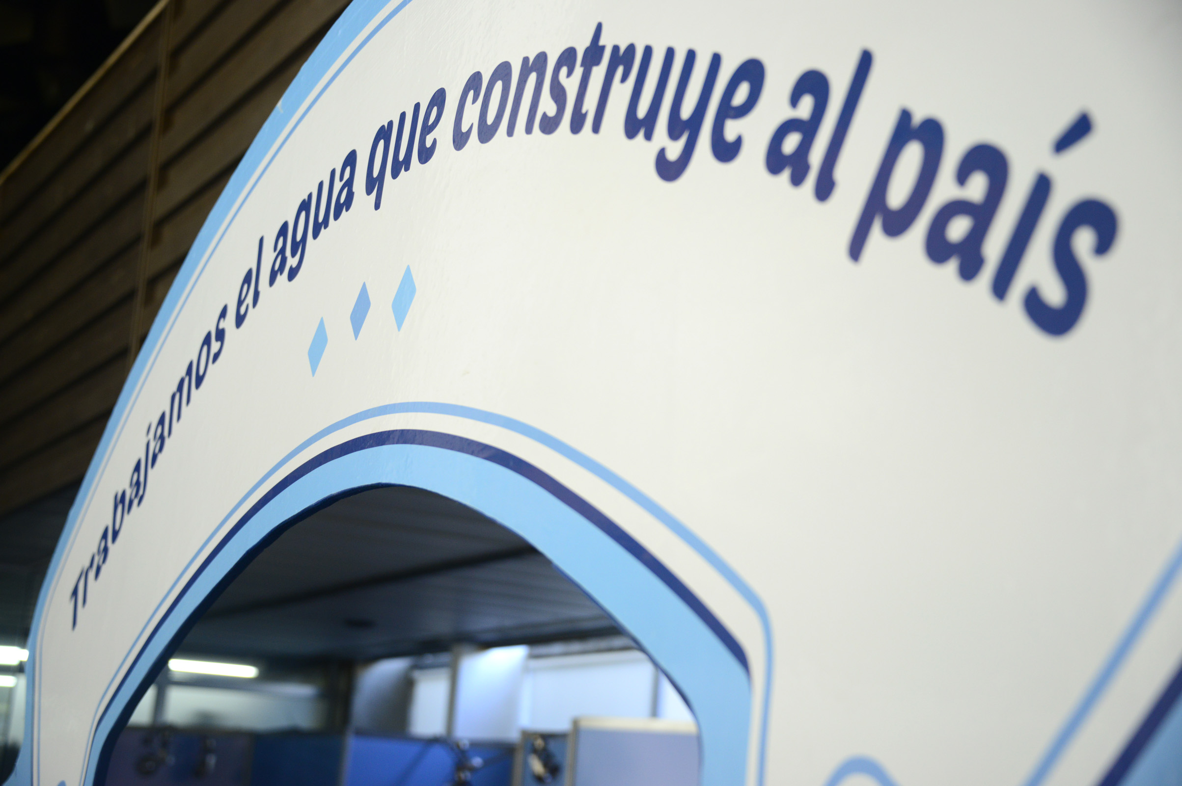 Celebración del Día Mundial del Agua en el hall principal del edificio de OSE