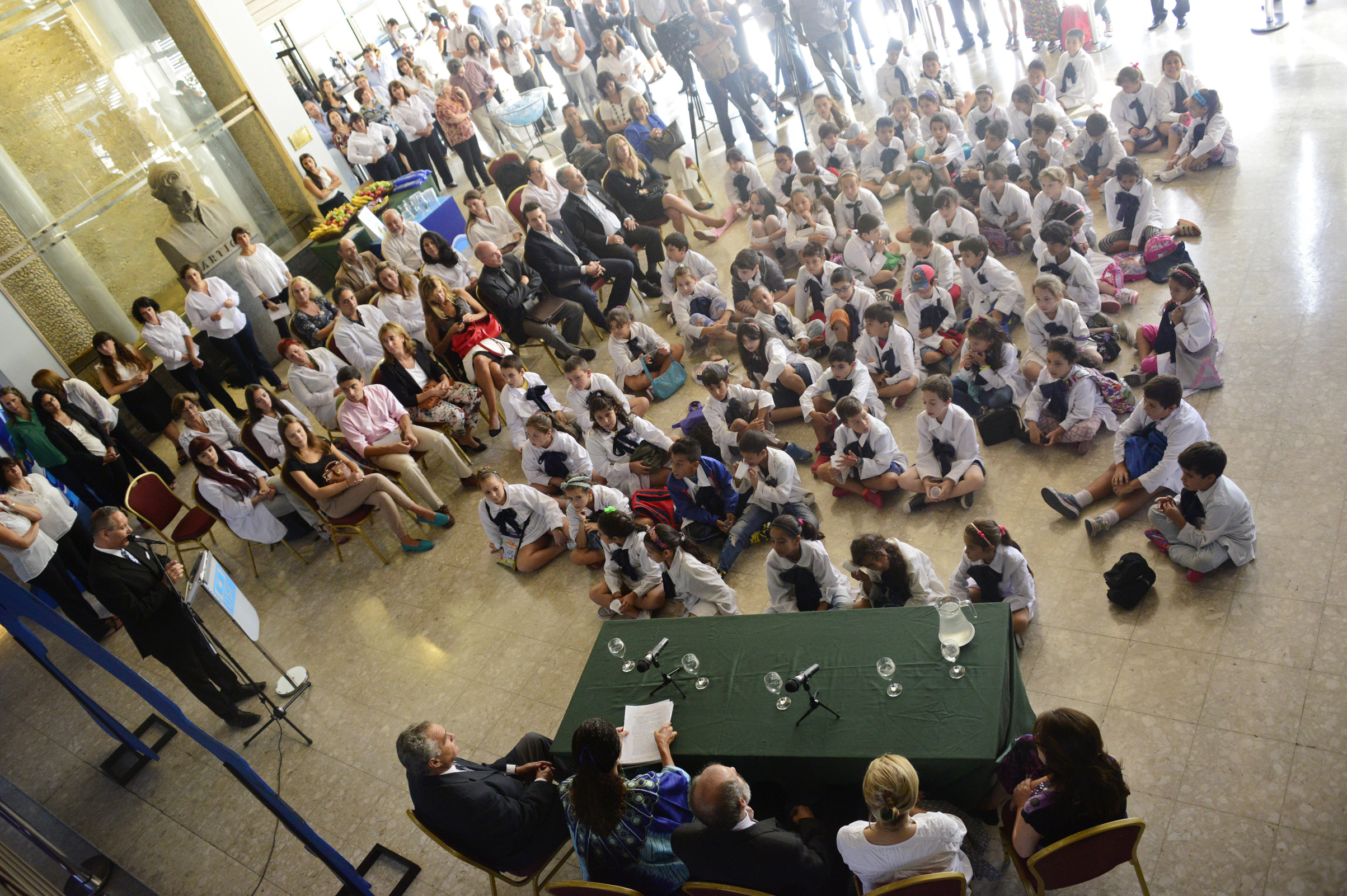 Autoridades celebraron el Día Mundial del Agua en el hall principal del edificio de OSE