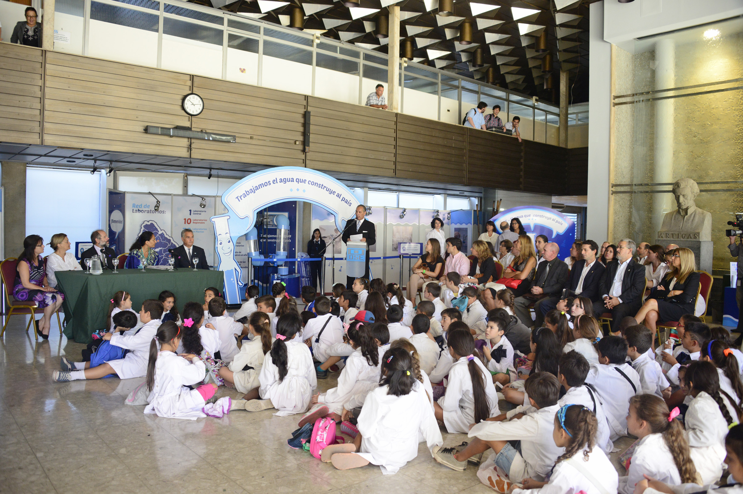 Autoridades celebraron el Día Mundial del Agua en el hall principal del edificio de OSE