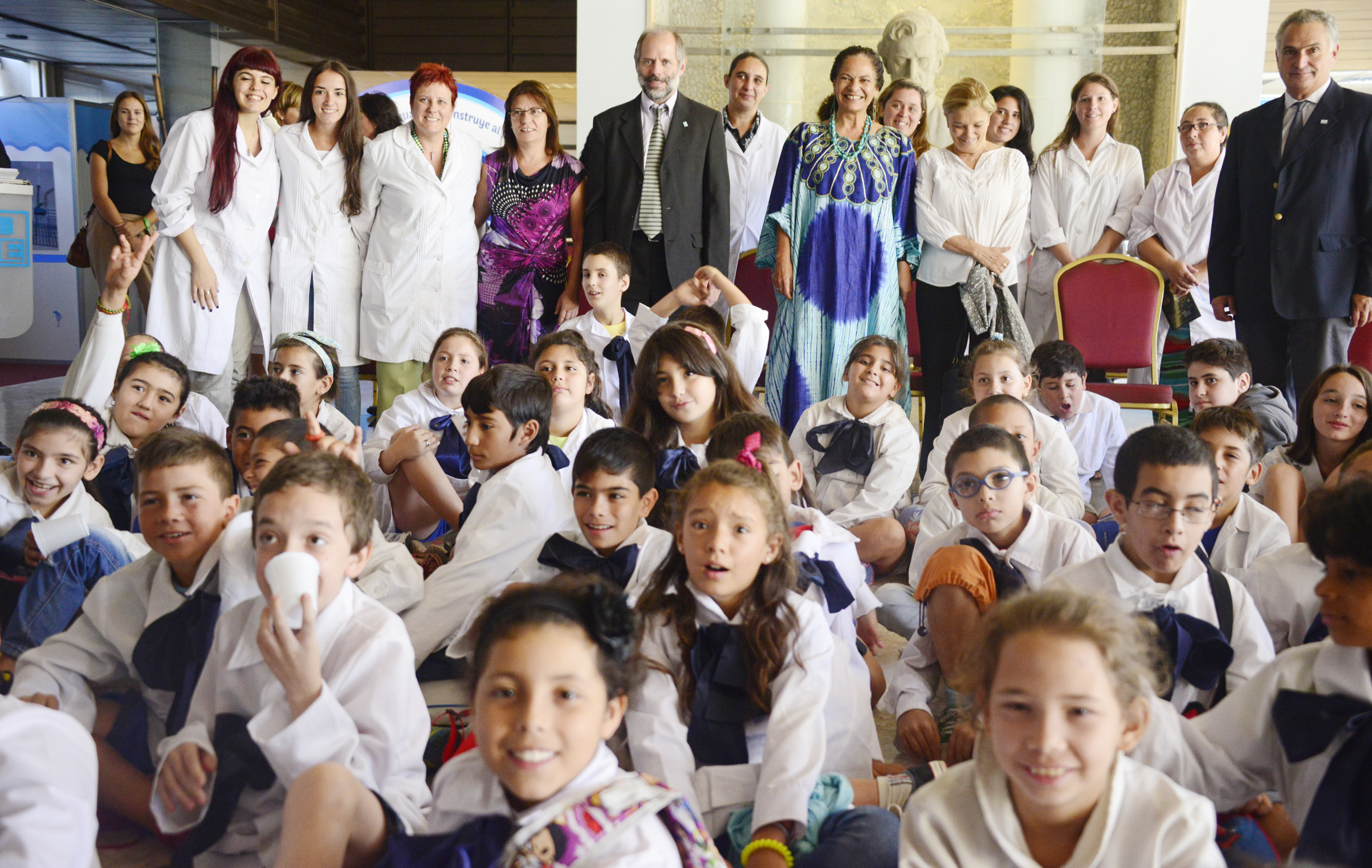 Autoridades junto a alumnos de la Escuela 185 “Unesco” del barrio Colón, participando de la celebración