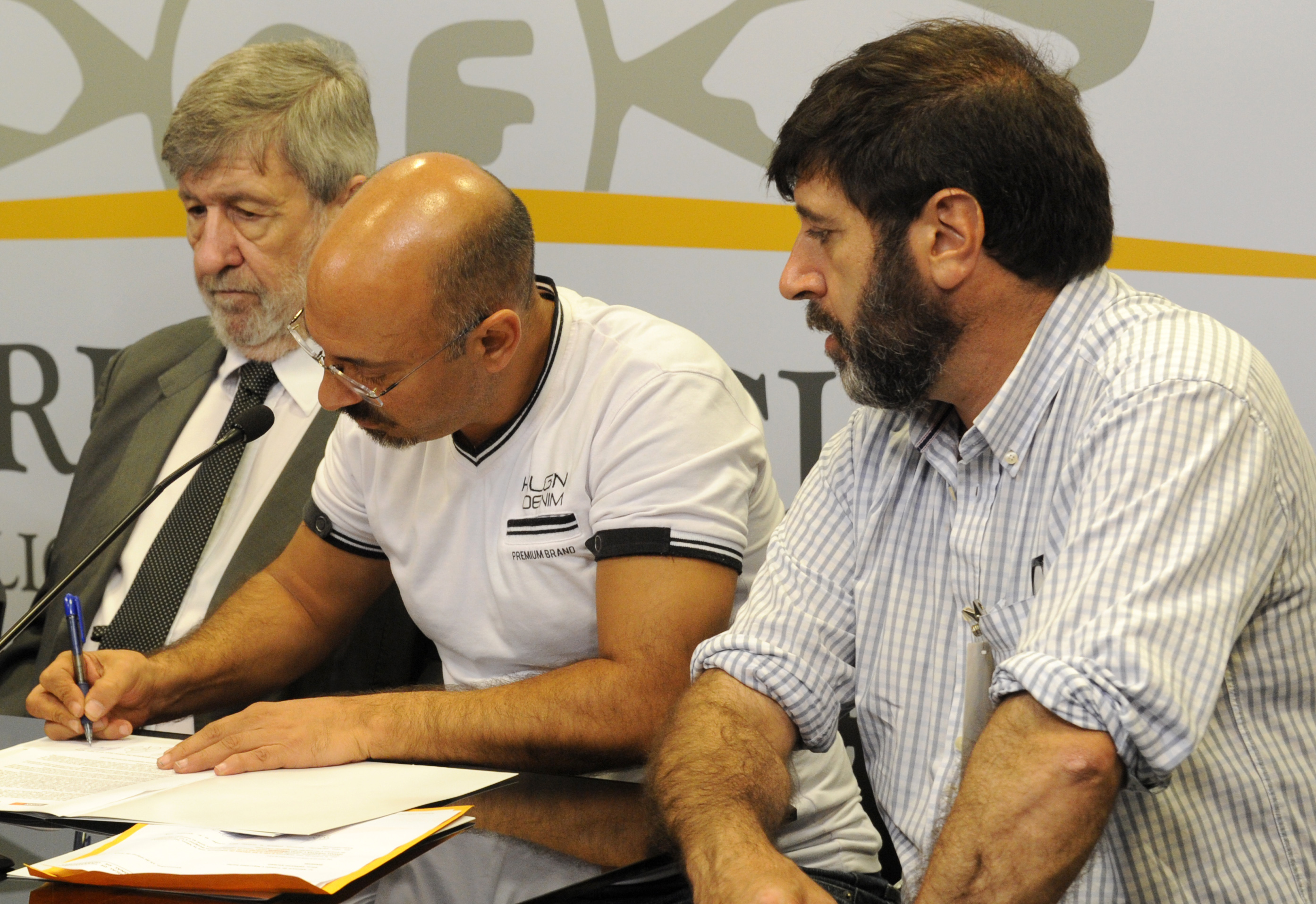 El coordinador del PIT-CNT, Marcelo Abdala, suscribe la suspensión de queja.