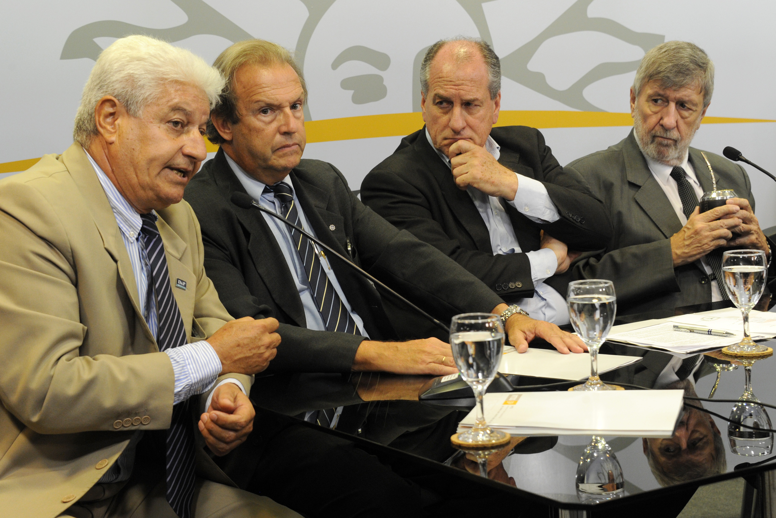 El presidente de la Cámara de Comercio, Carlos Perera, hace uso de la palabra.