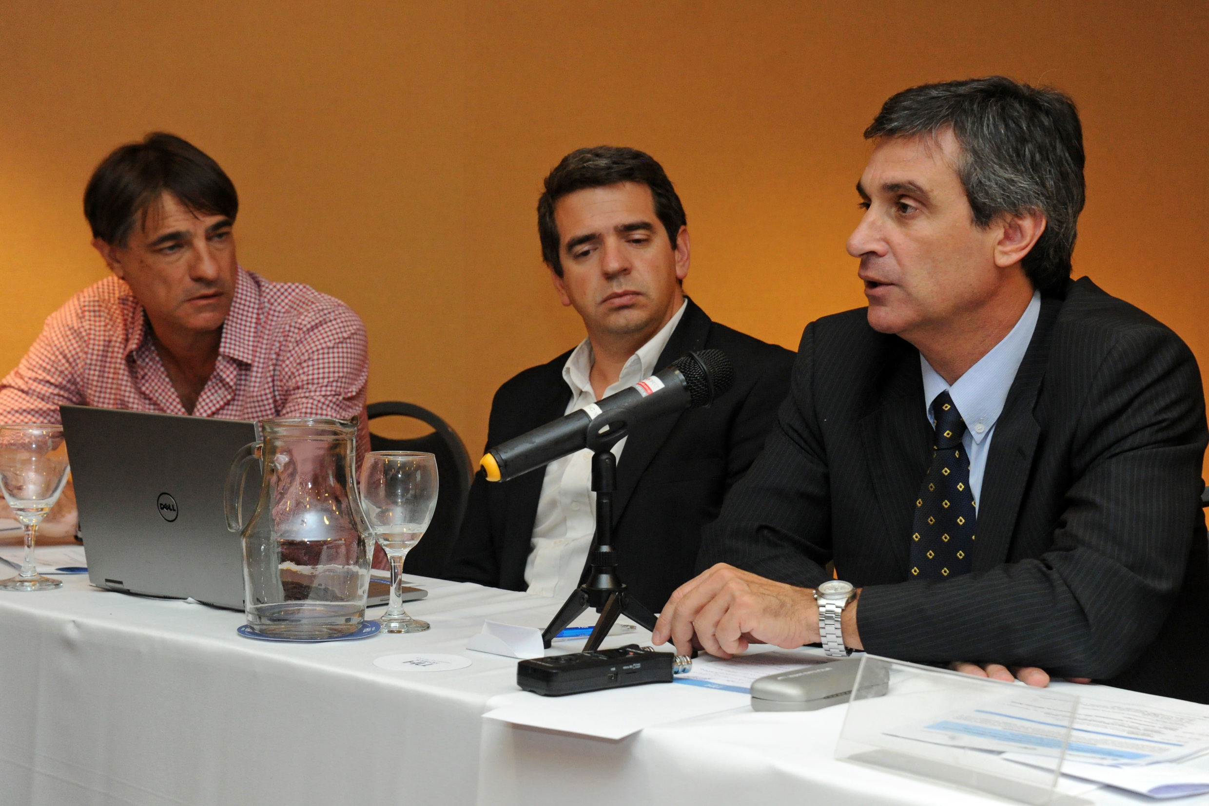 El director de la Oficina de Planeamiento y Presupuesto, Alvaro García, hace uso de la palabra.
