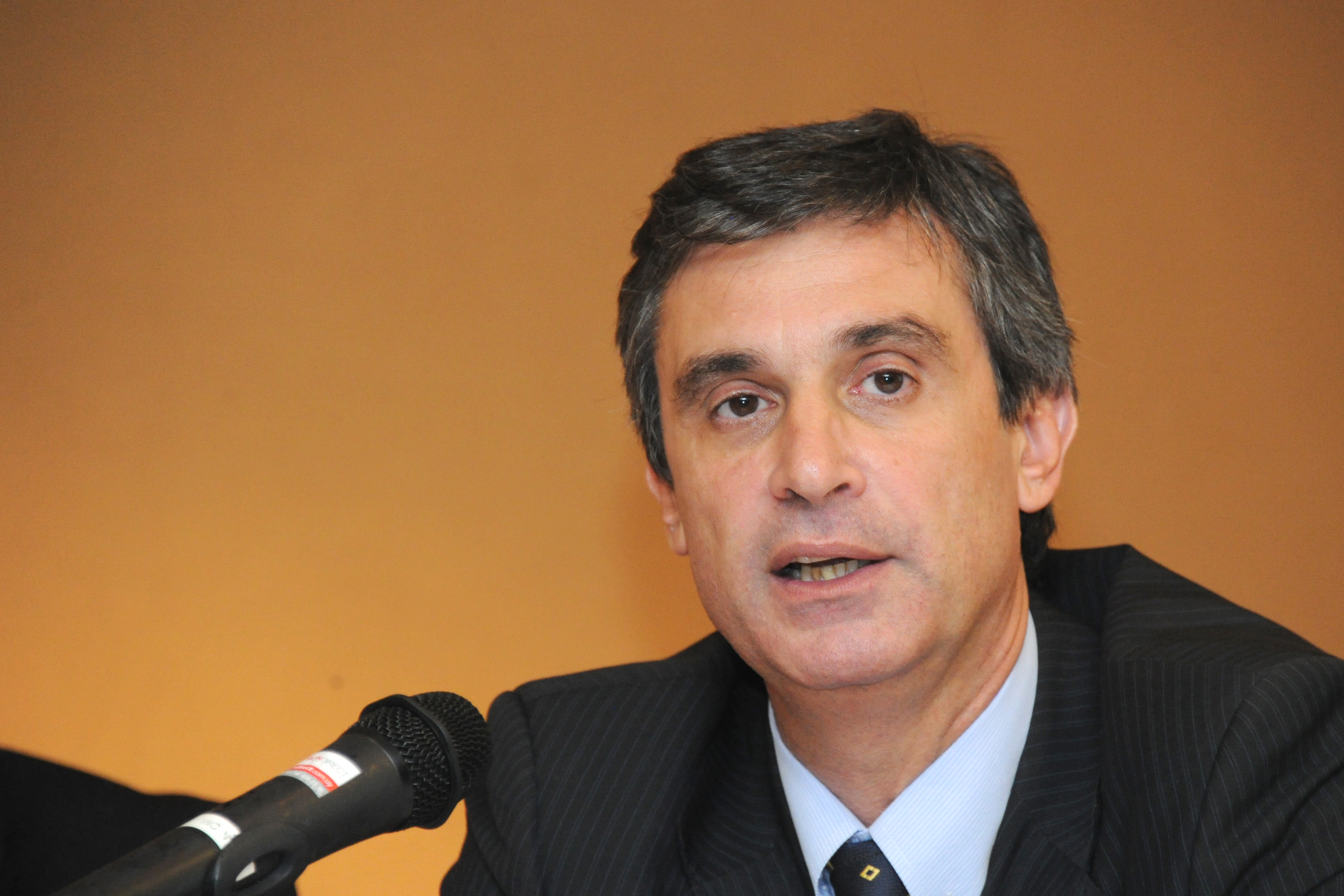 El director de la Oficina de Planeamiento y Presupuesto, Alvaro García, hace uso de la palabra.