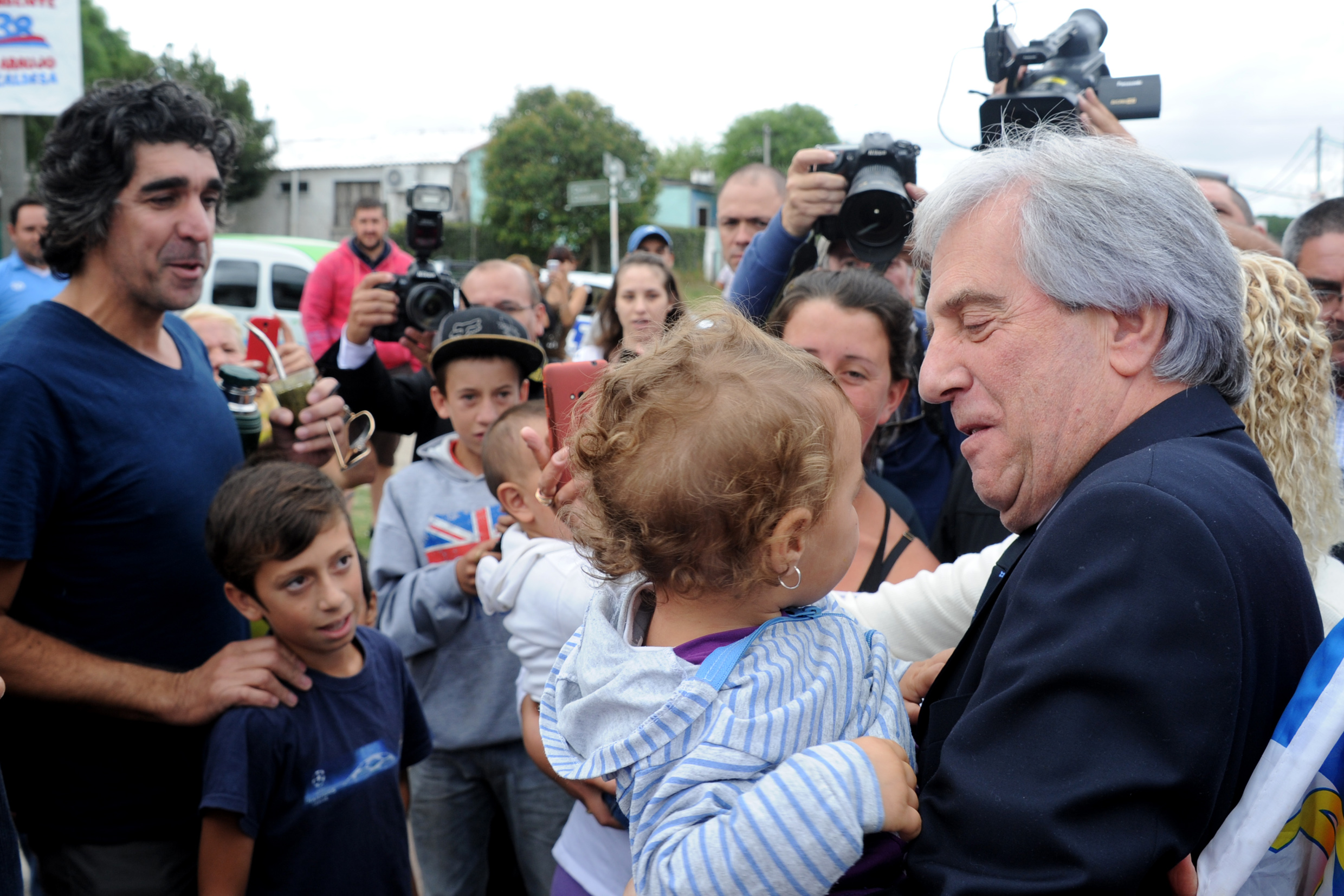 Presidente Vázquez visitó la obra de la piscina del Polideportivo del barrio Cerro Pelado