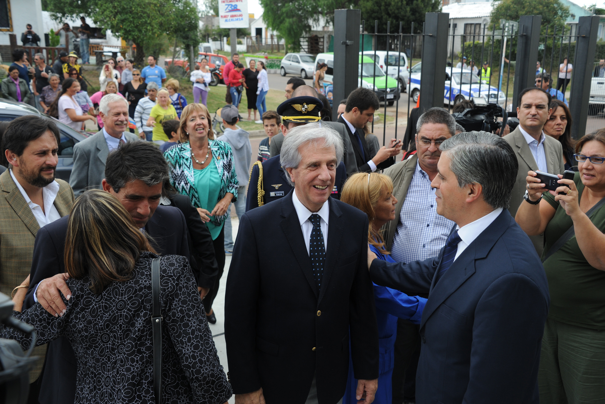 Presidente Vázquez visitó la obra de la piscina del Polideportivo del barrio Cerro Pelado