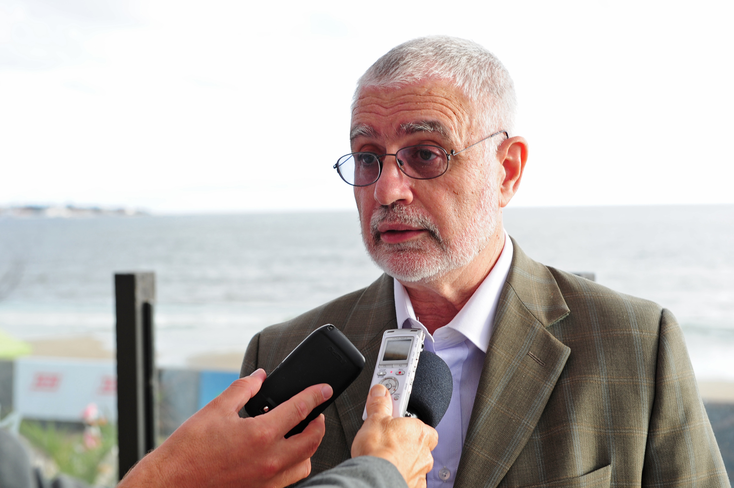 Subsecretario del Ministerio de Turismo y Deporte Benjamin Liberoff realizando declaraciones al término de la reunión