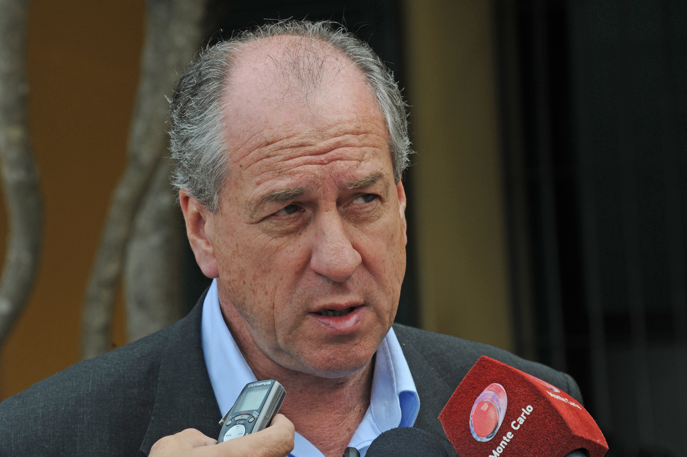 Ernesto Murro, realizando declaraciones a la prensa al finalizar su primera ronda de reuniones
