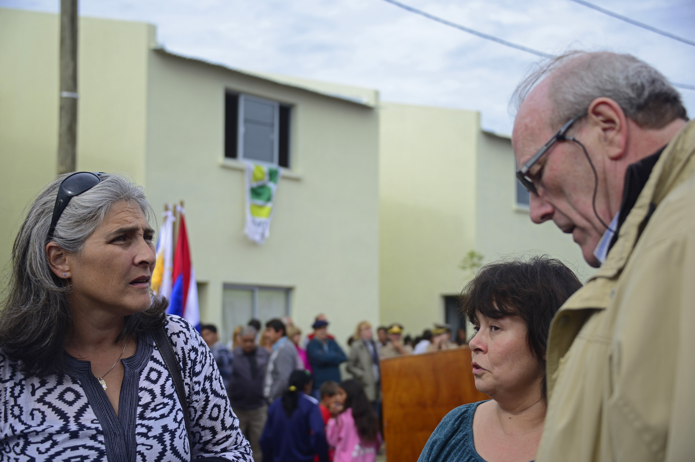 Directora de DINAVI, Lucía Etcheverry, en diálogo con vecinos