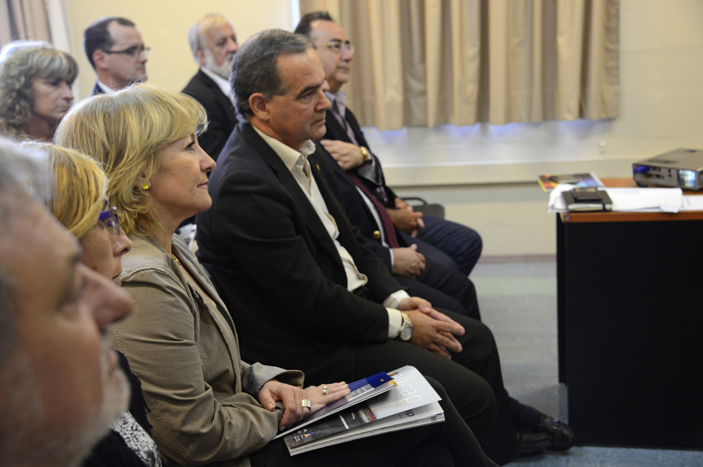 Ministra Carolina Cosse junto a asistentes al evento