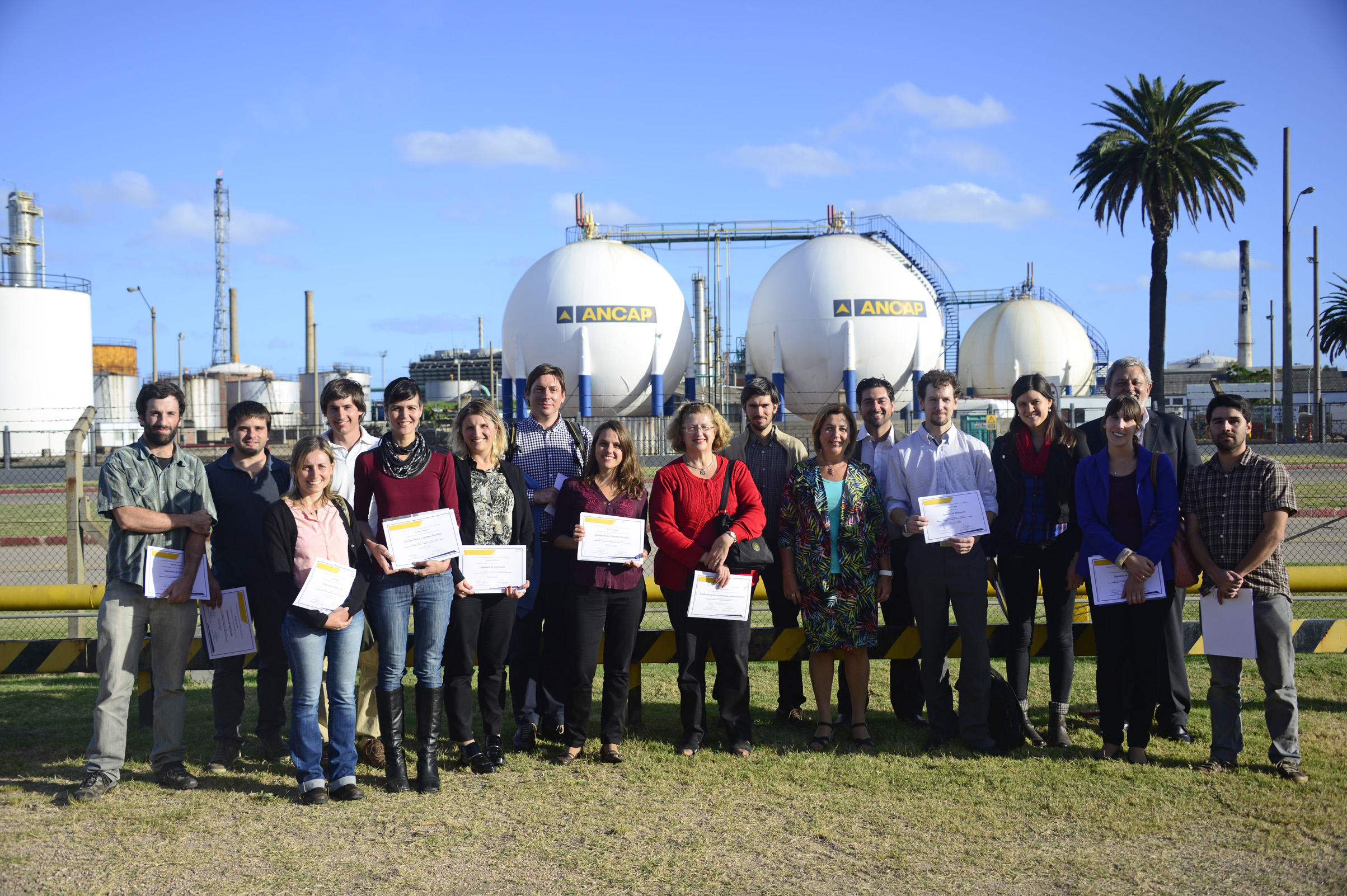 Diplomados del Programa de Capacitación de Profesionales en Exploración y Producción 2014