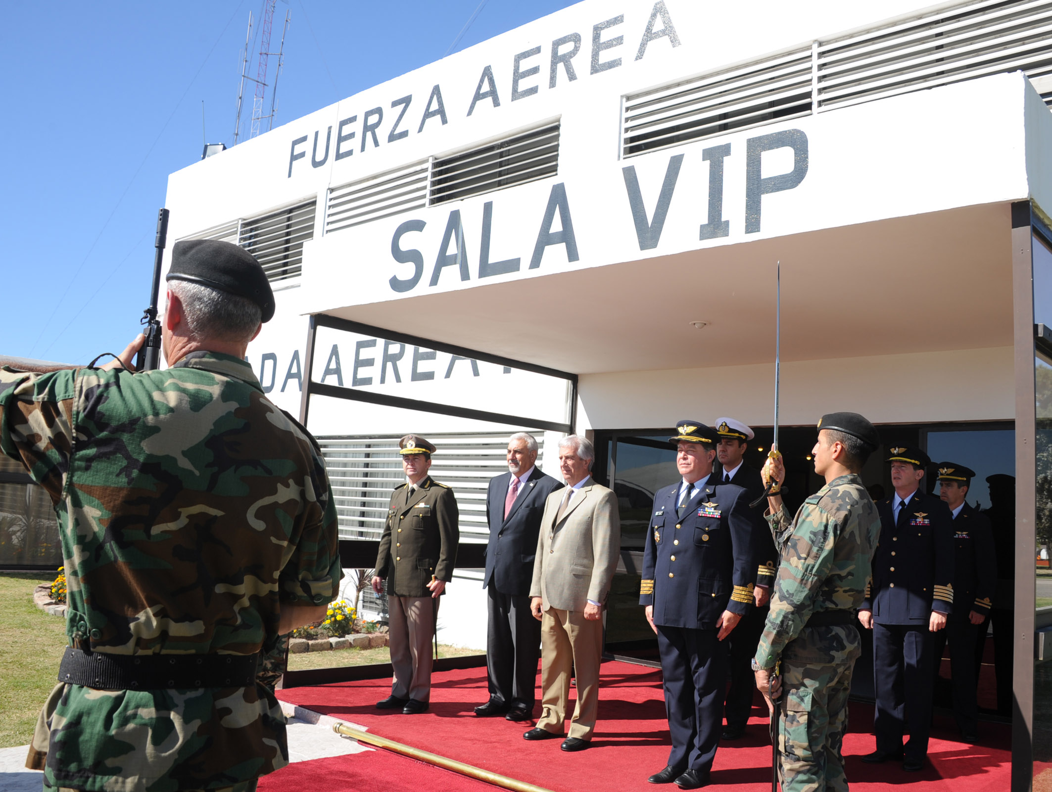 Partida del Presidente Tabaré Vázquez rumbo a la cumbre de Panamá