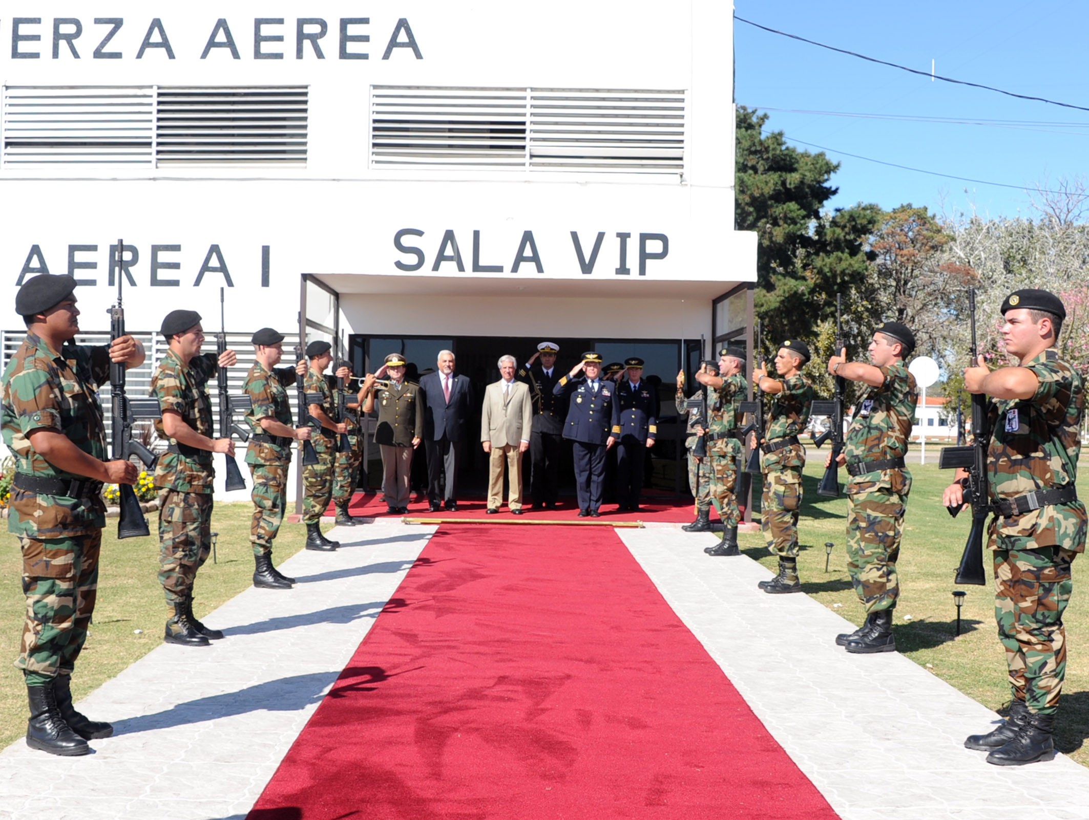 Partida del Presidente Tabaré Vázquez rumbo a la cumbre de Panamá