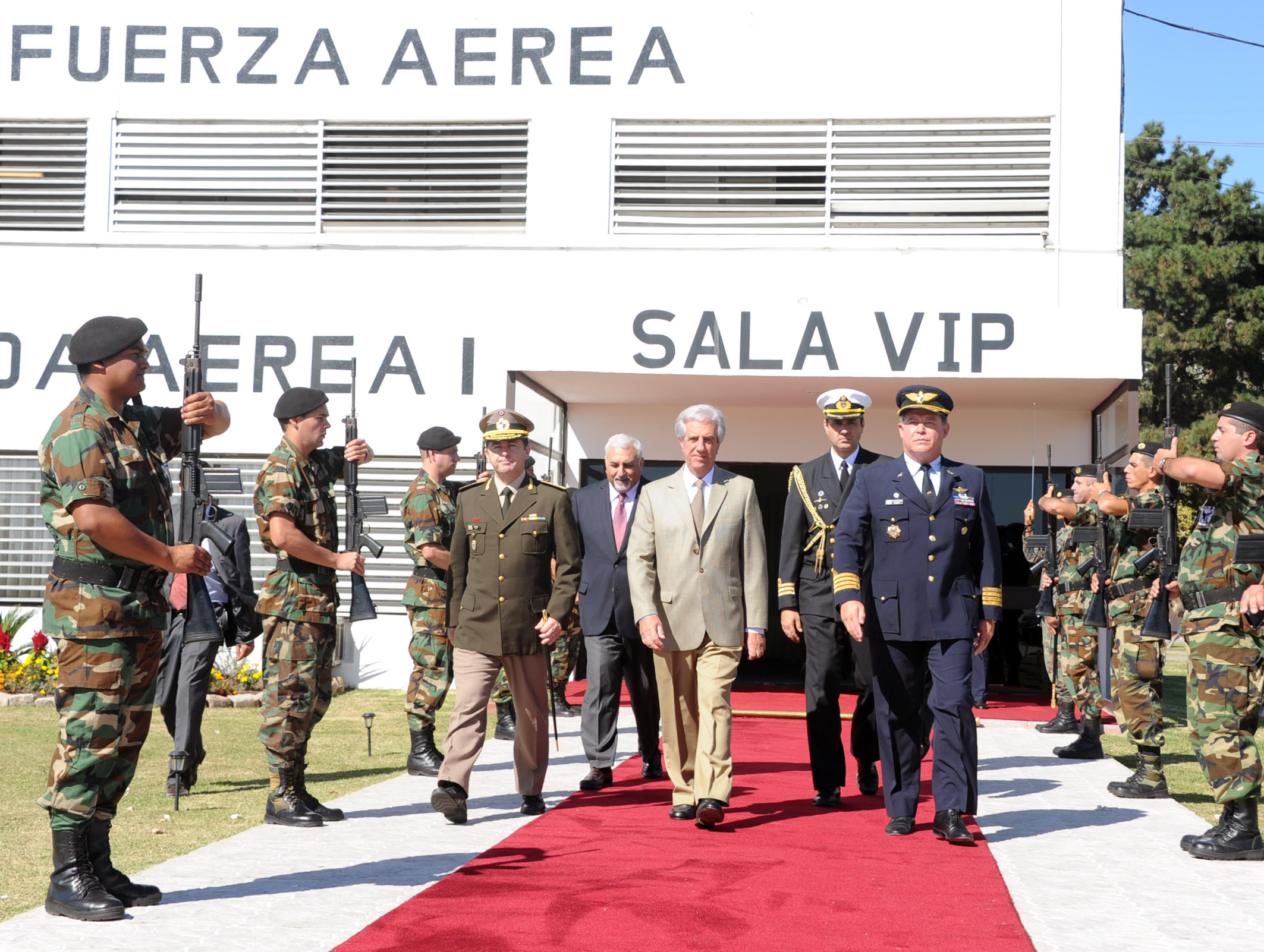 Partida del Presidente Tabaré Vázquez rumbo a la cumbre de Panamá