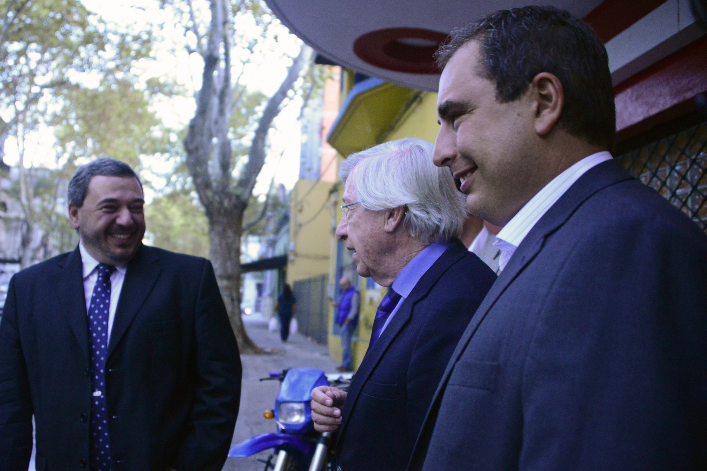Danilo Astori y su equipo económico, arribando a la sede del PIT - CNT