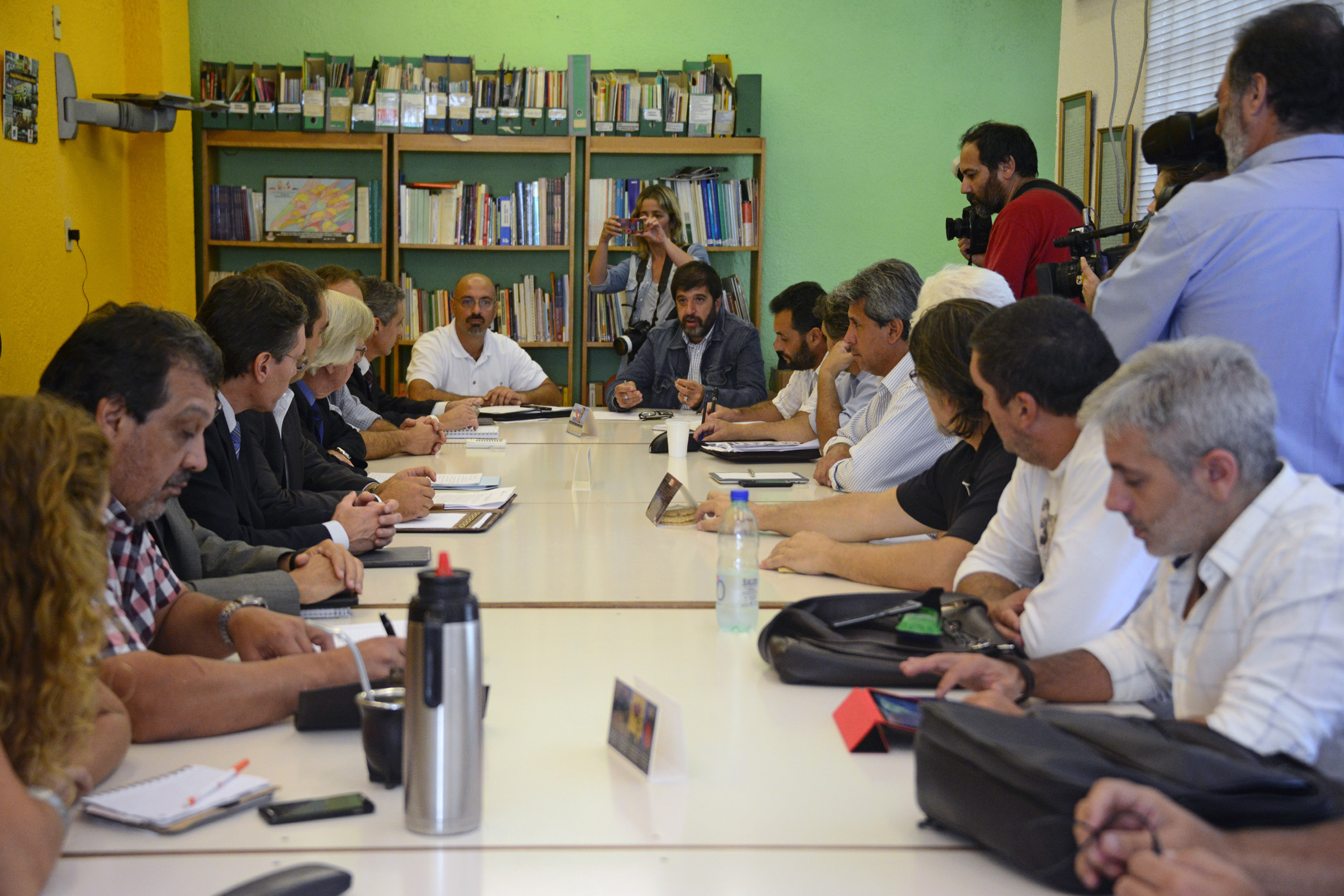Reunión del Danilo Astori y su equipo económico, junto al Secretariado del PIT - CNT