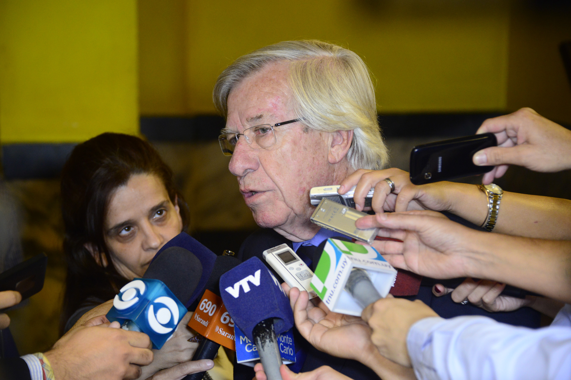 Ministro Danilo Astori realizando declaraciones a la prensa