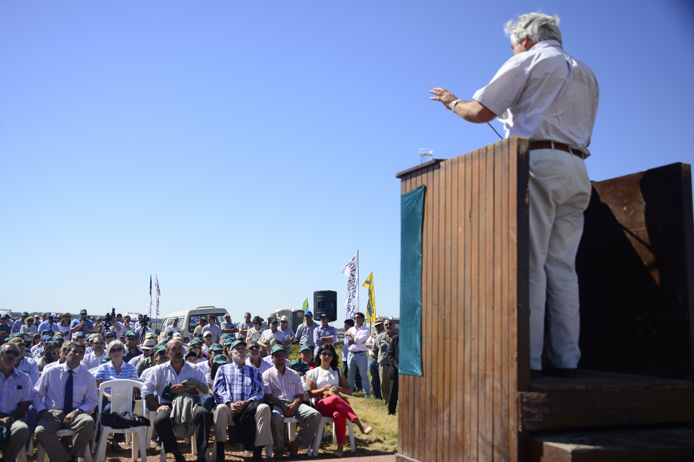 Tabaré Aguerre dirigiéndose a los asistentes al evento