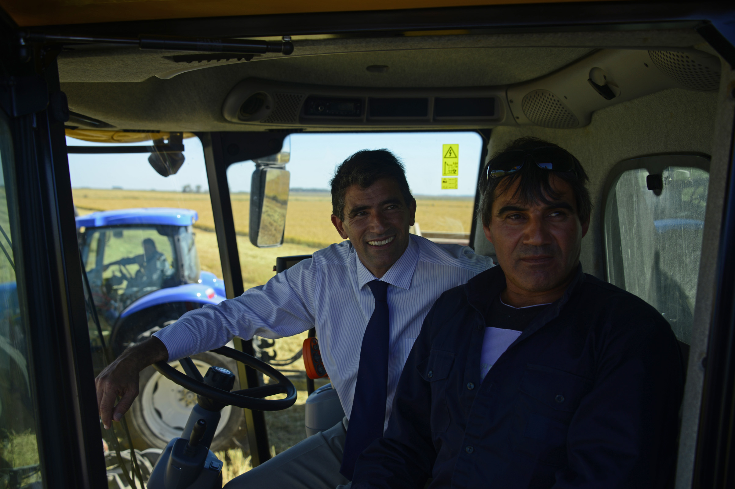 Raúl Sendic junto al operario de la cosechadora de arroz