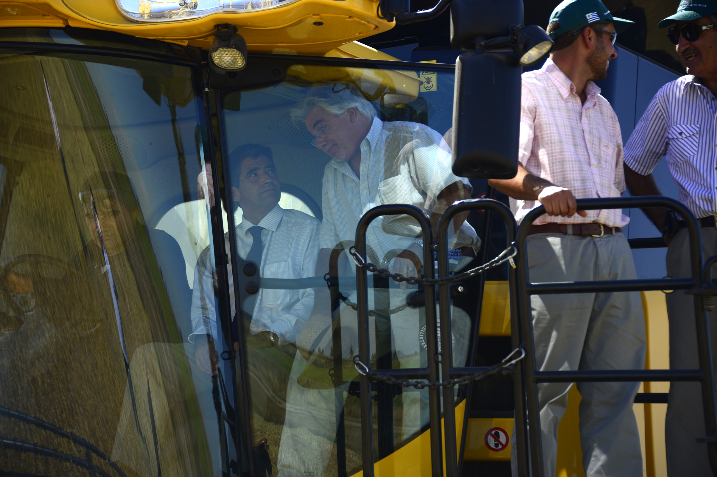 Autoridades a bordo de la cosechadora de arroz