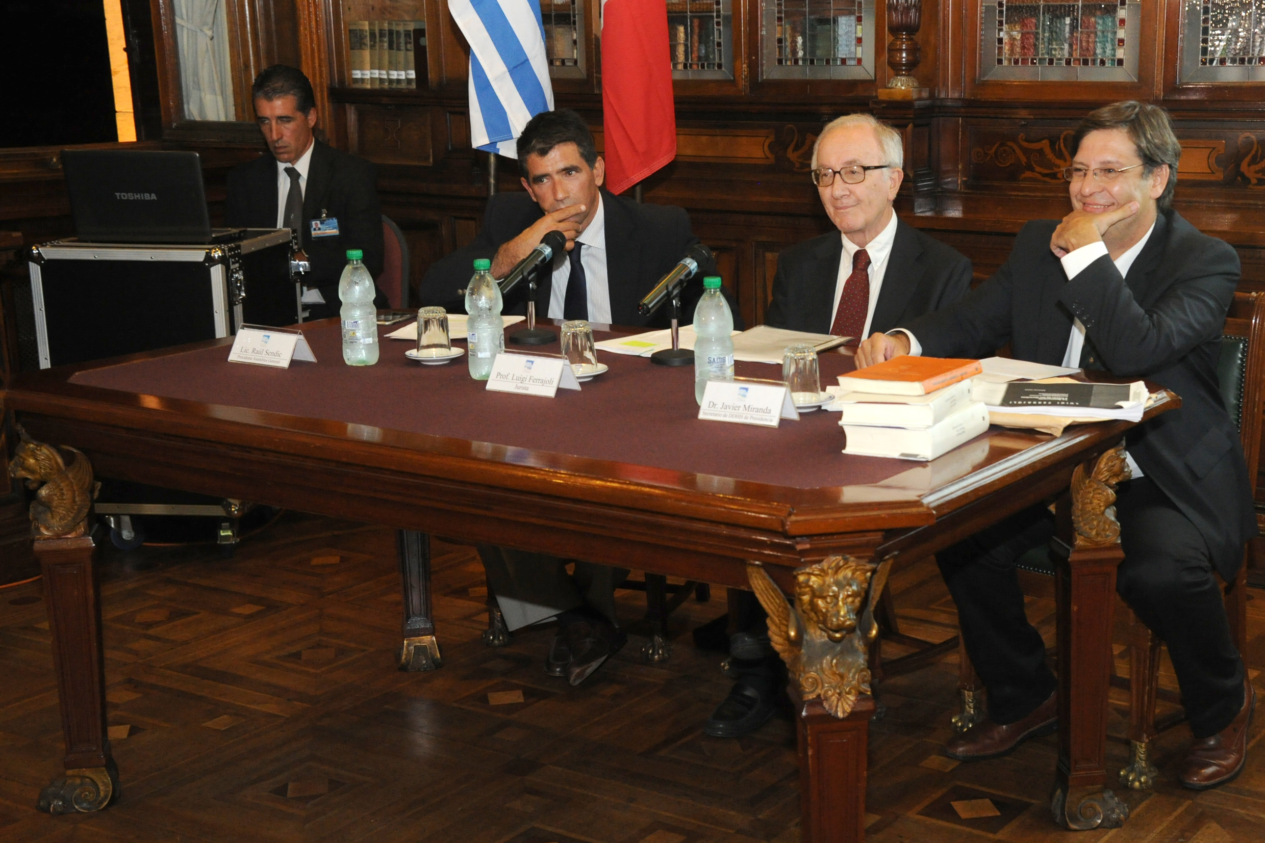 Sendic participó en primera conferencia sobre democracia y derechos