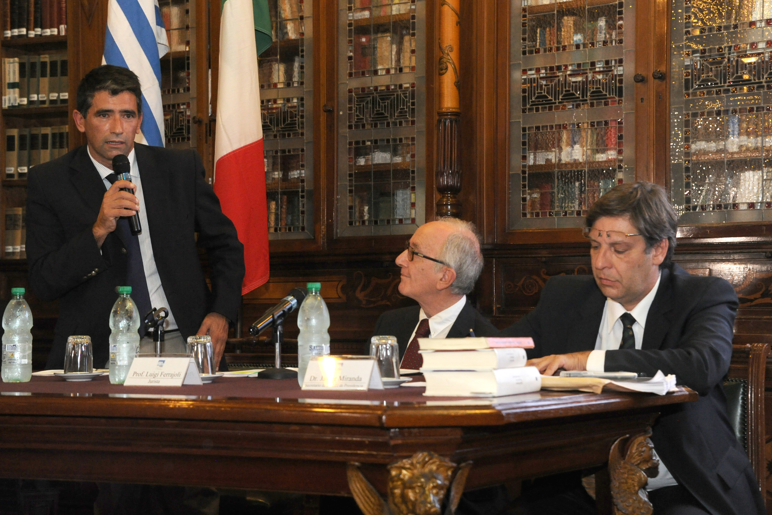 Sendic participó en primera conferencia sobre democracia y derechos