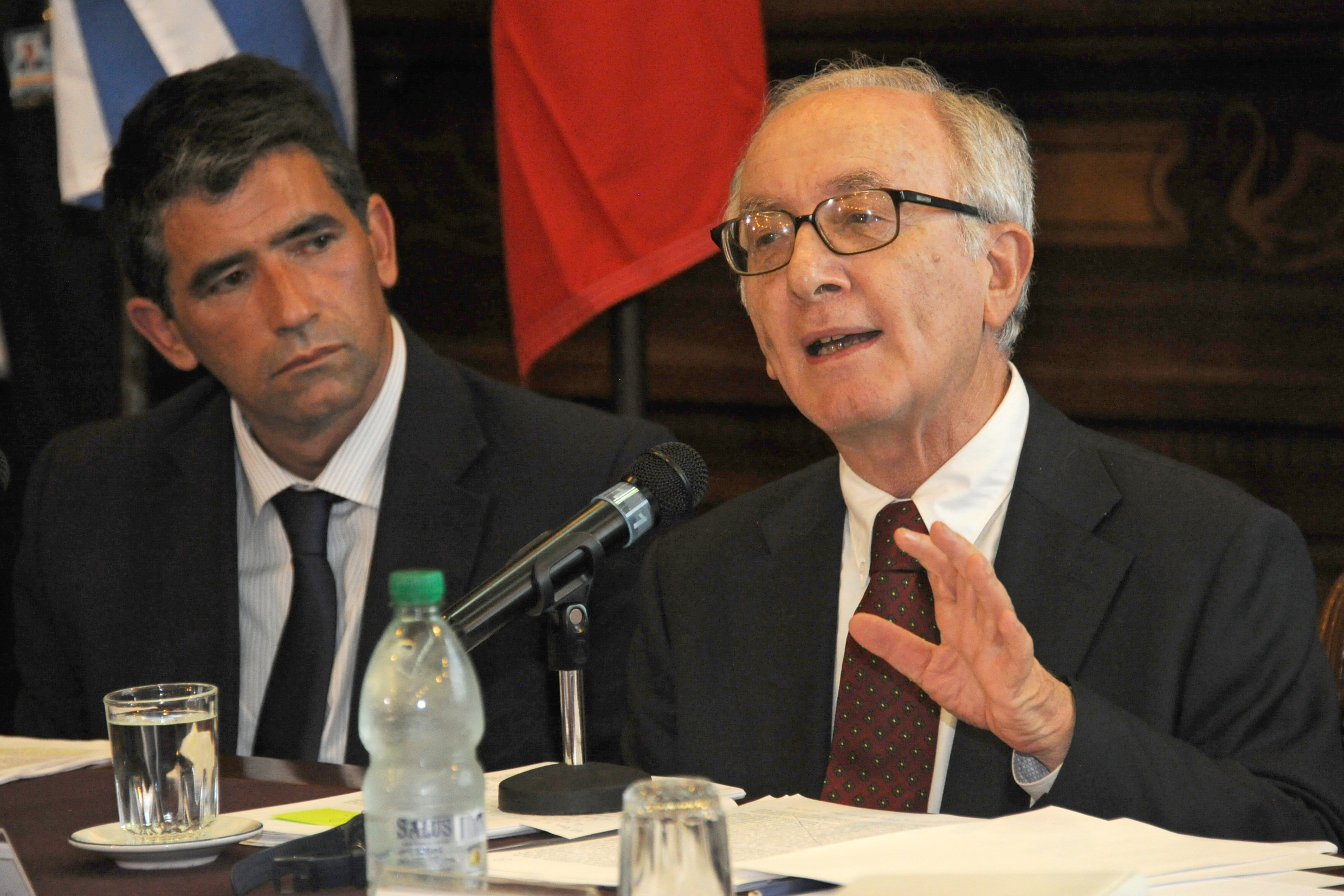 El presidente en ejercicio, Raúl Sendic, y el jurista italiano, Luigi Ferrajoli.