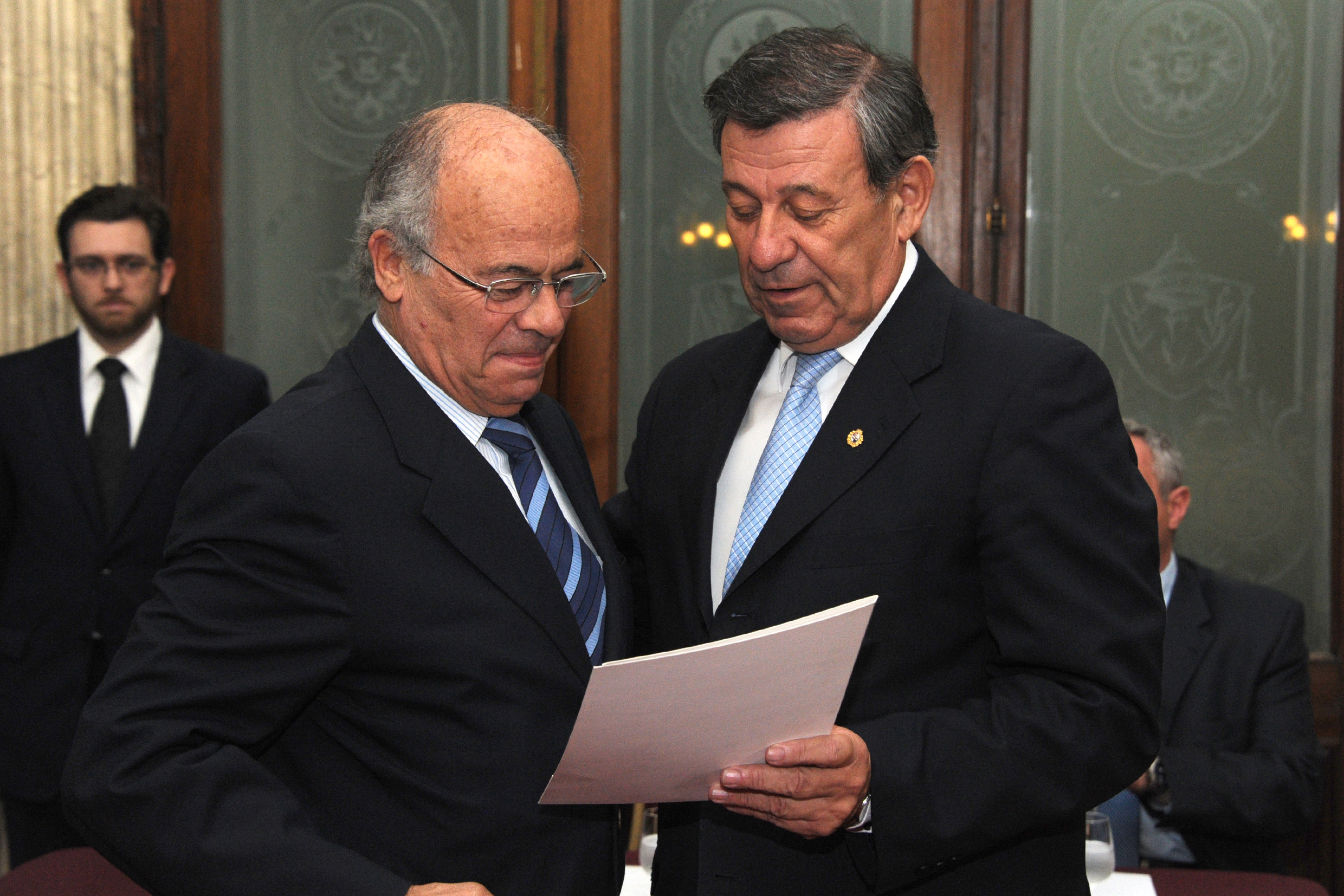 El canciller Nin Novoa y el presidente de la delegación uruguaya en la Comisión Administradora del Río Uruguay (CARU), Gastón Silberman.