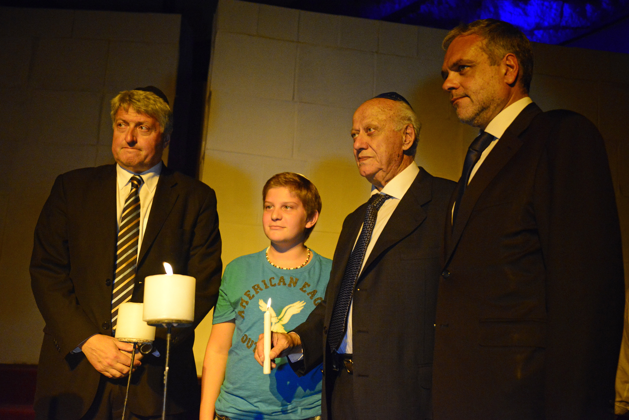 Simbólico encendido de velas recordando el Holocausto