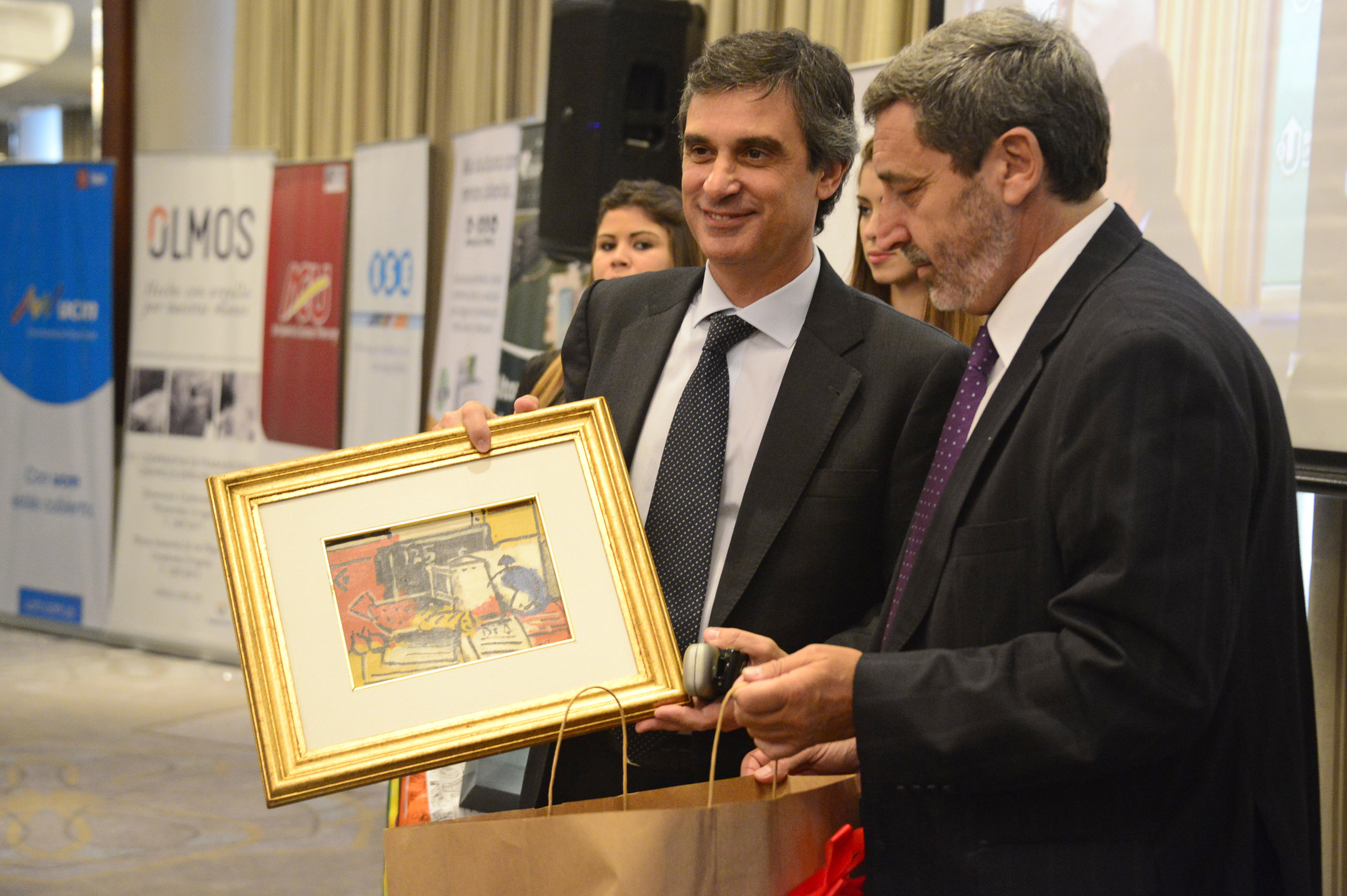 Álvaro García recibiendo un presente por parte de la organización
