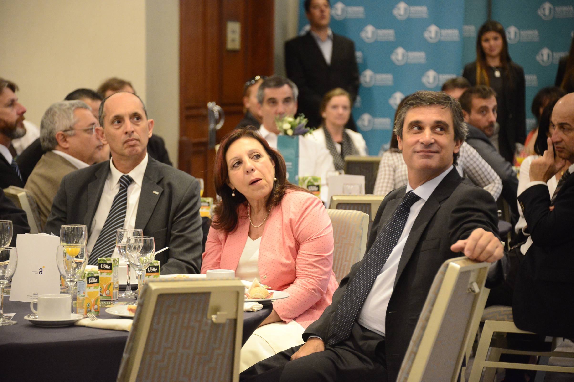 Álvaro García junto a autoridades asistentes al evento