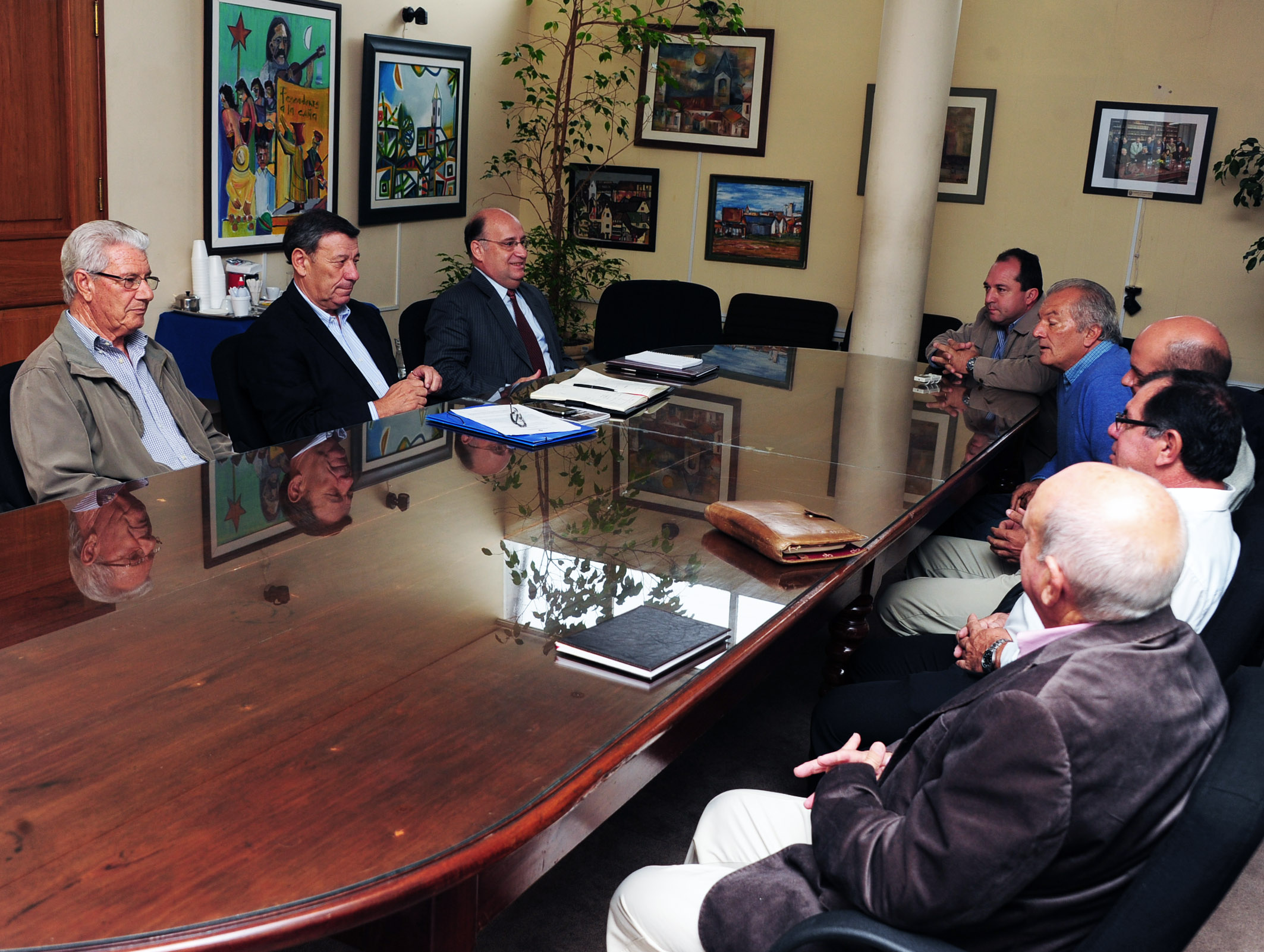Ministro Nin Novoa reunido con organizaciones