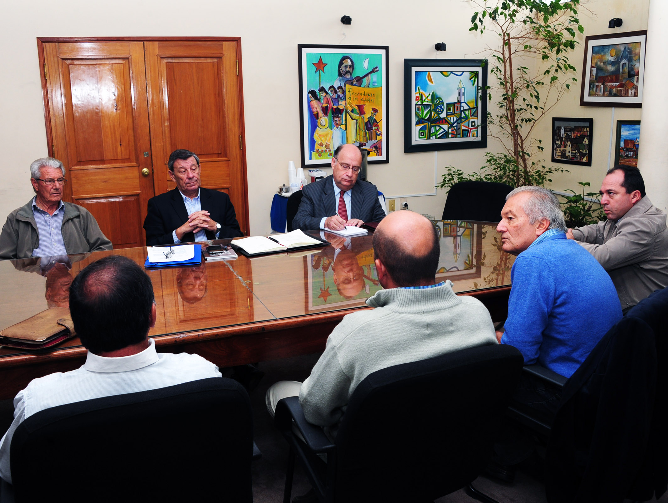 Ministro Nin Novoa reunido con organizaciones