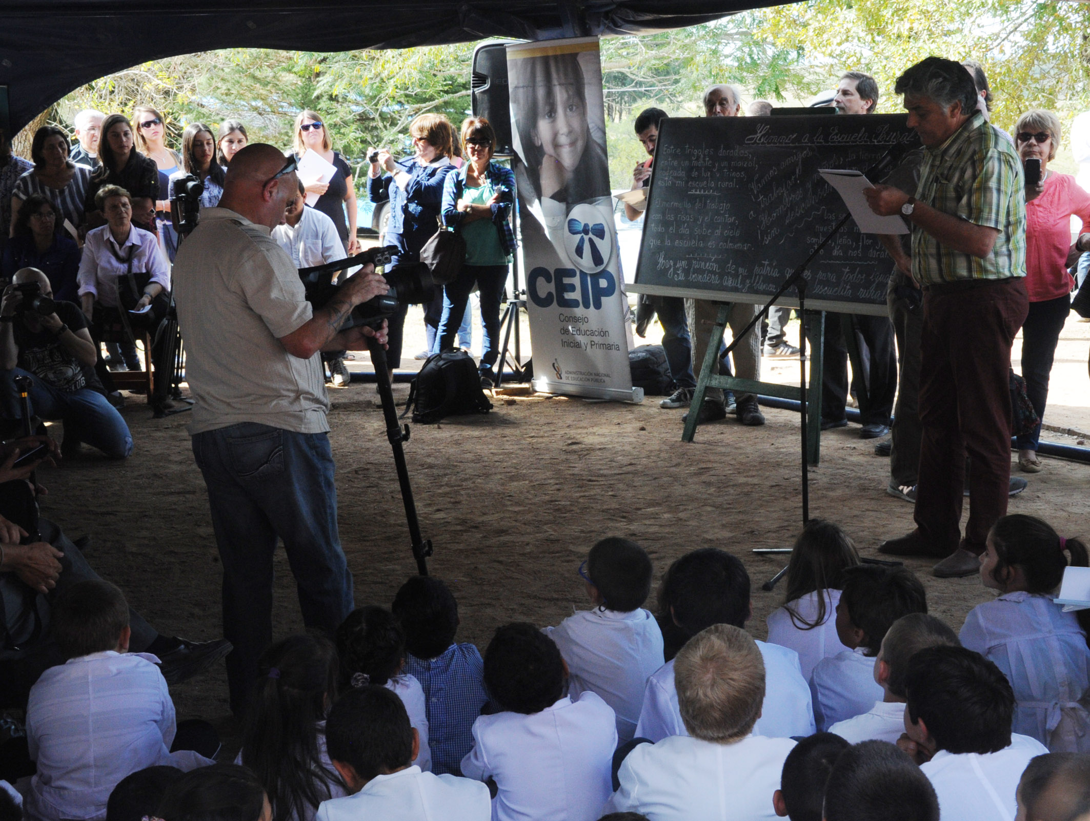 Muñoz , Sendic y autoridades en escuela N° 60 en la ciudad de Melo